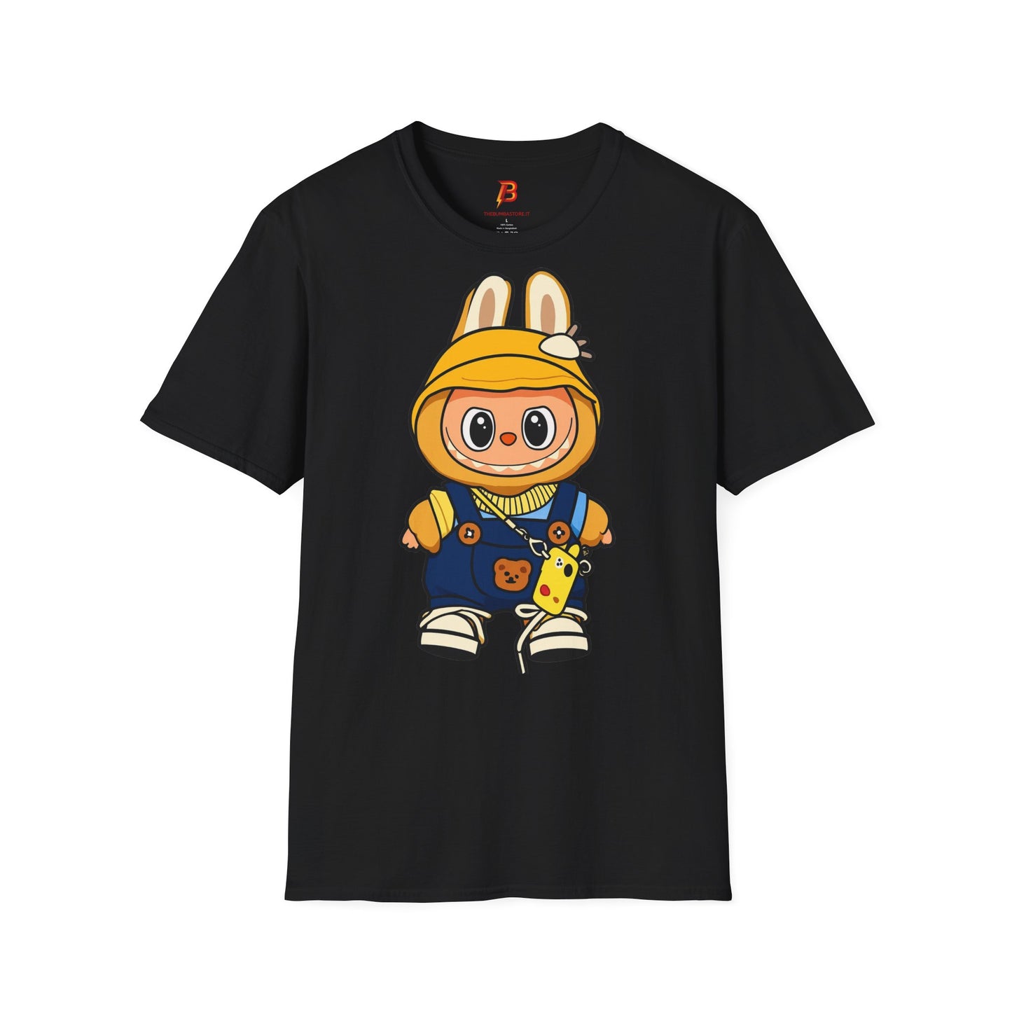 T-Shirt Unisex Labubu Softstyle – Design Kawaii con Cappello e Salopette.