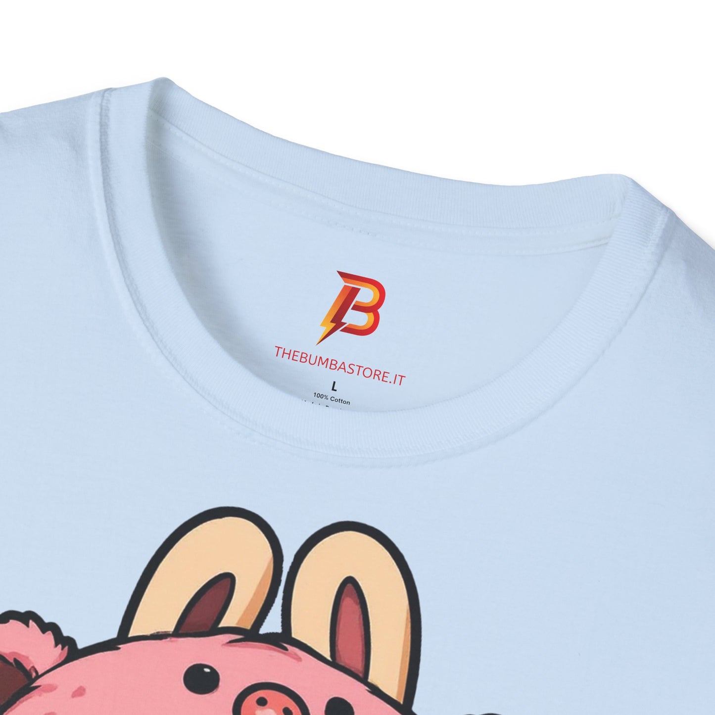 T-Shirt Unisex Labubu Softstyle – Outfit Cartoon Kawaii Rosa Orsetto Fragola.