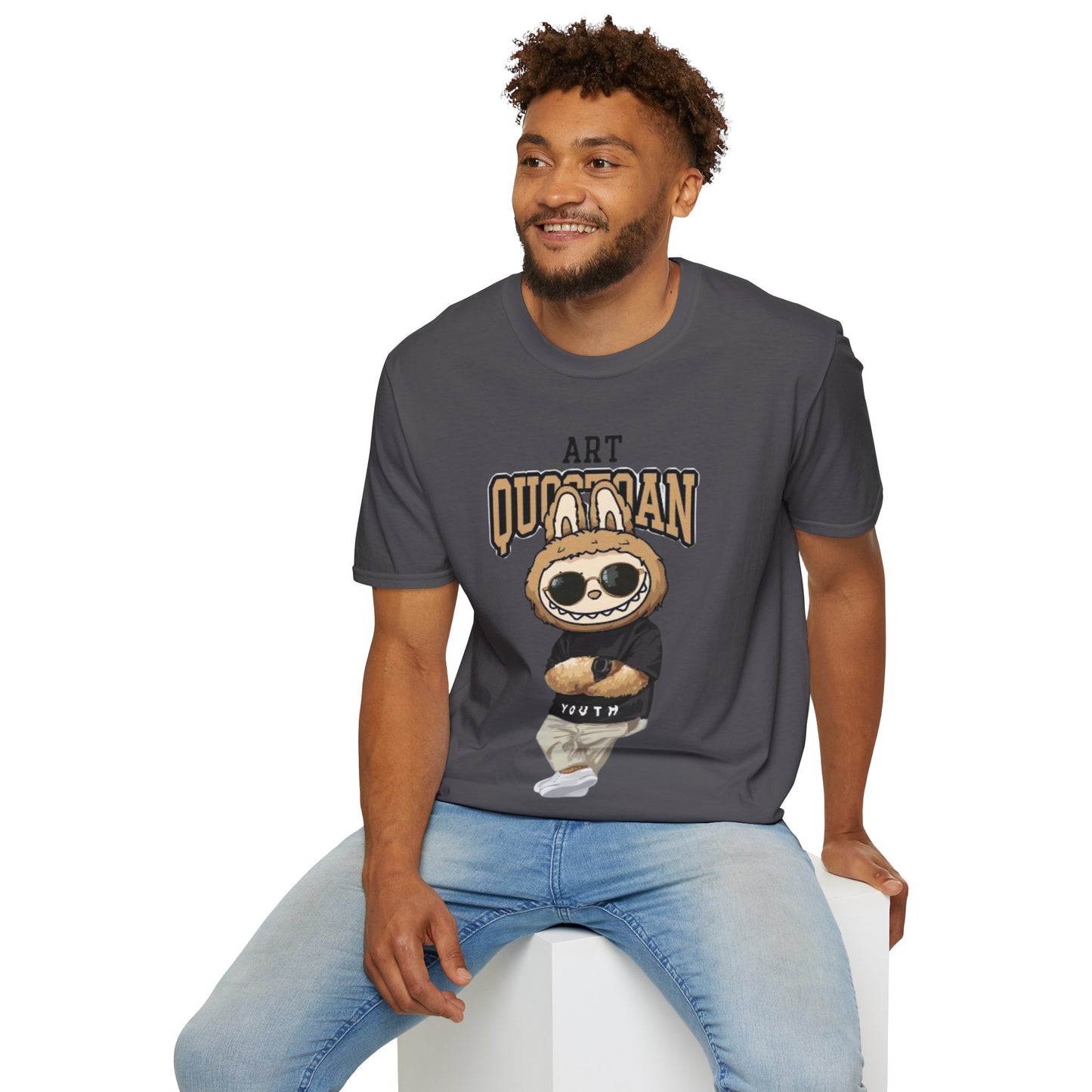 T-Shirt Unisex Labubu Softstyle – Design Urban Kawaii con Occhiali da Sole.