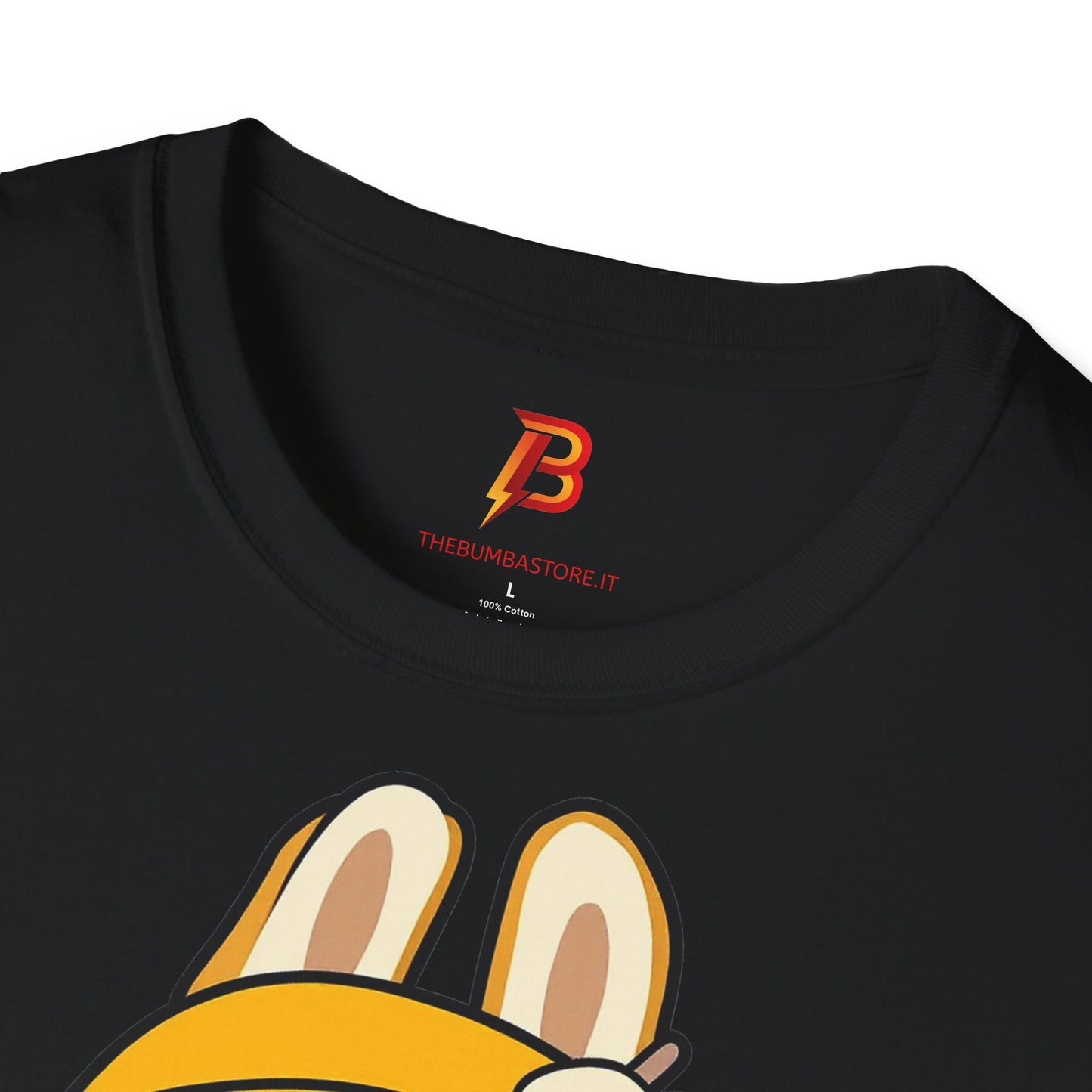 T-Shirt Unisex Labubu Softstyle – Design Kawaii con Cappello e Salopette.