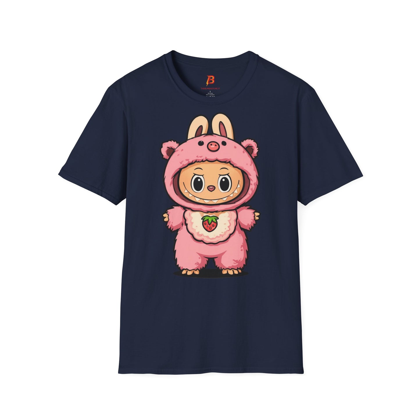 T-Shirt Unisex Labubu Softstyle – Outfit Cartoon Kawaii Rosa Orsetto Fragola.