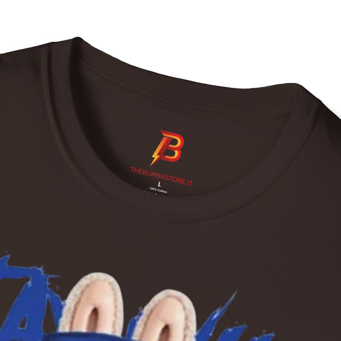 T-Shirt Unisex Labubu Softstyle – Design Kawaii Streetwear con Fiore “Stay Wild”.