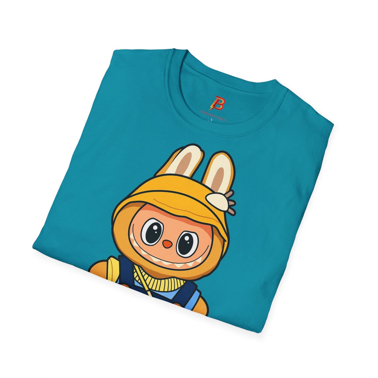 T-Shirt Unisex Labubu Softstyle – Design Kawaii con Cappello e Salopette.