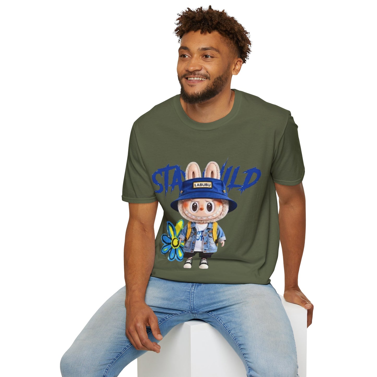 T-Shirt Unisex Labubu Softstyle – Design Kawaii Streetwear con Fiore “Stay Wild”.