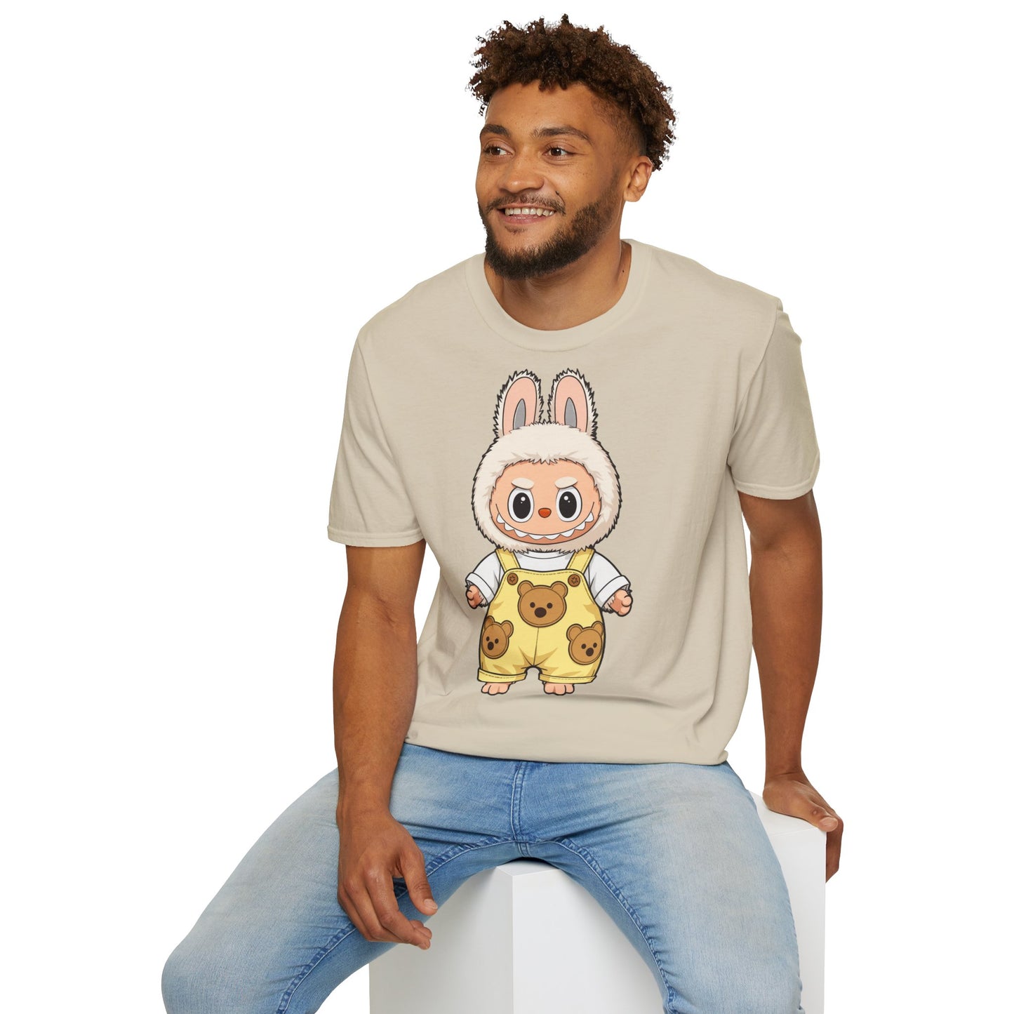 T-Shirt Unisex Labubu Softstyle – Design Kawaii con Salopette Orsetto.