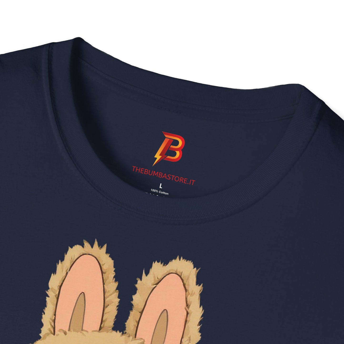 T-Shirt Unisex Labubu Softstyle – Design Kawaii con Camicia a Righe Azzurre.