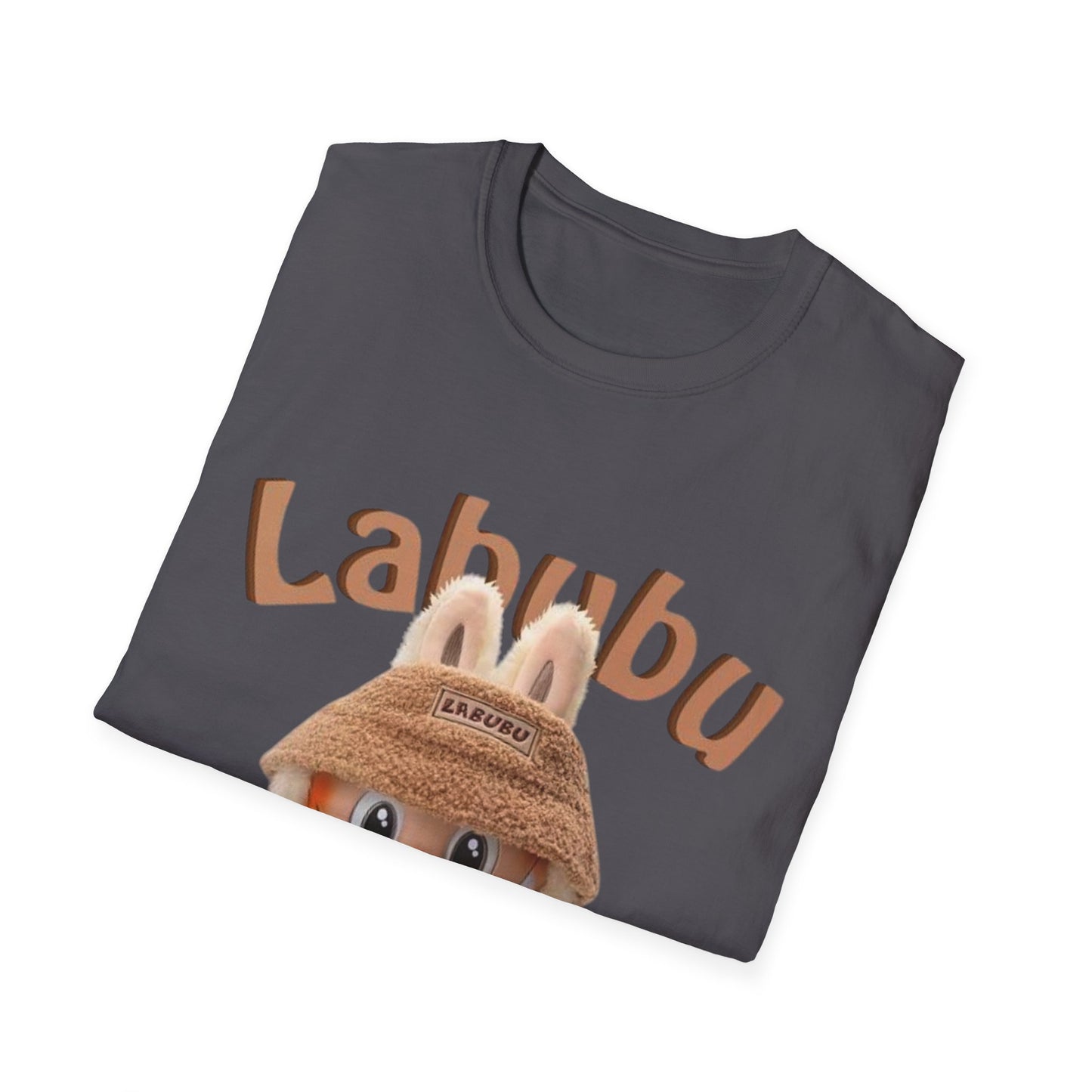 T-Shirt Unisex Labubu Softstyle – Design Kawaii Casual con Bucket Hat “Have a Good Time”.