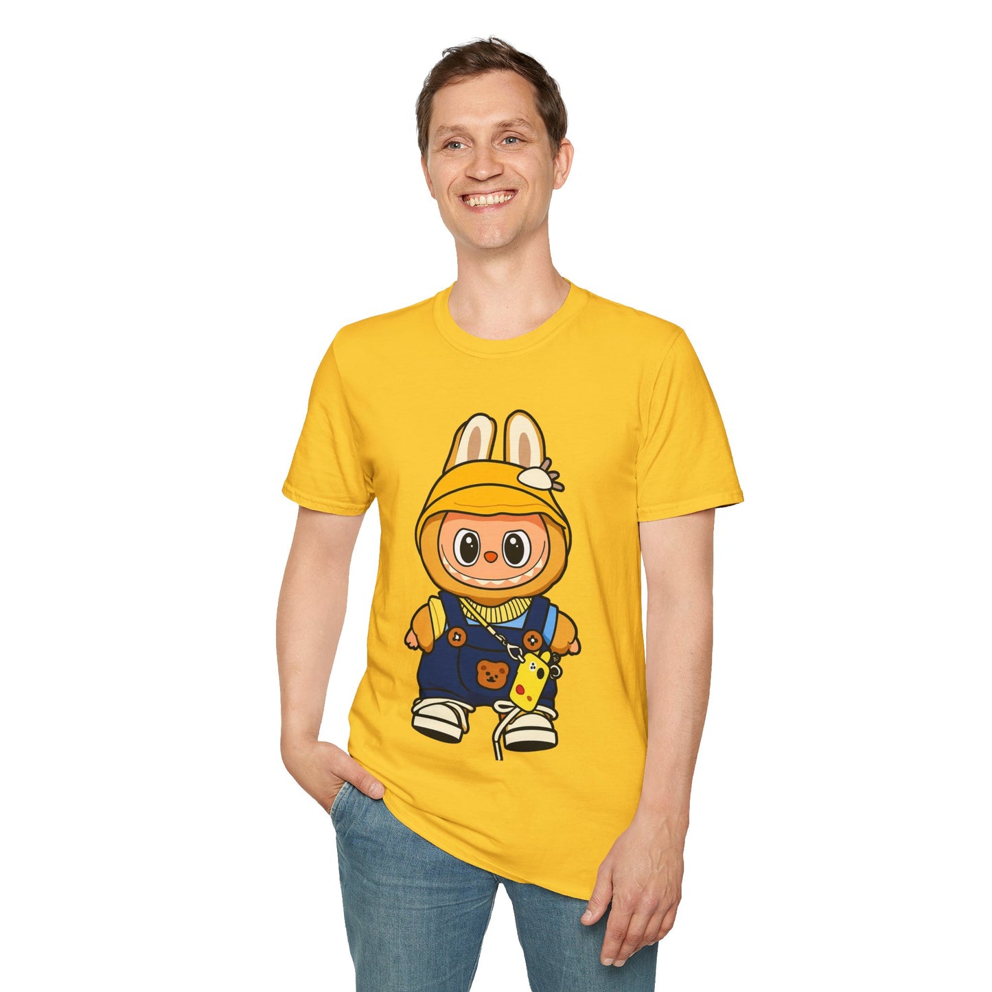 T-Shirt Unisex Labubu Softstyle – Design Kawaii con Cappello e Salopette.