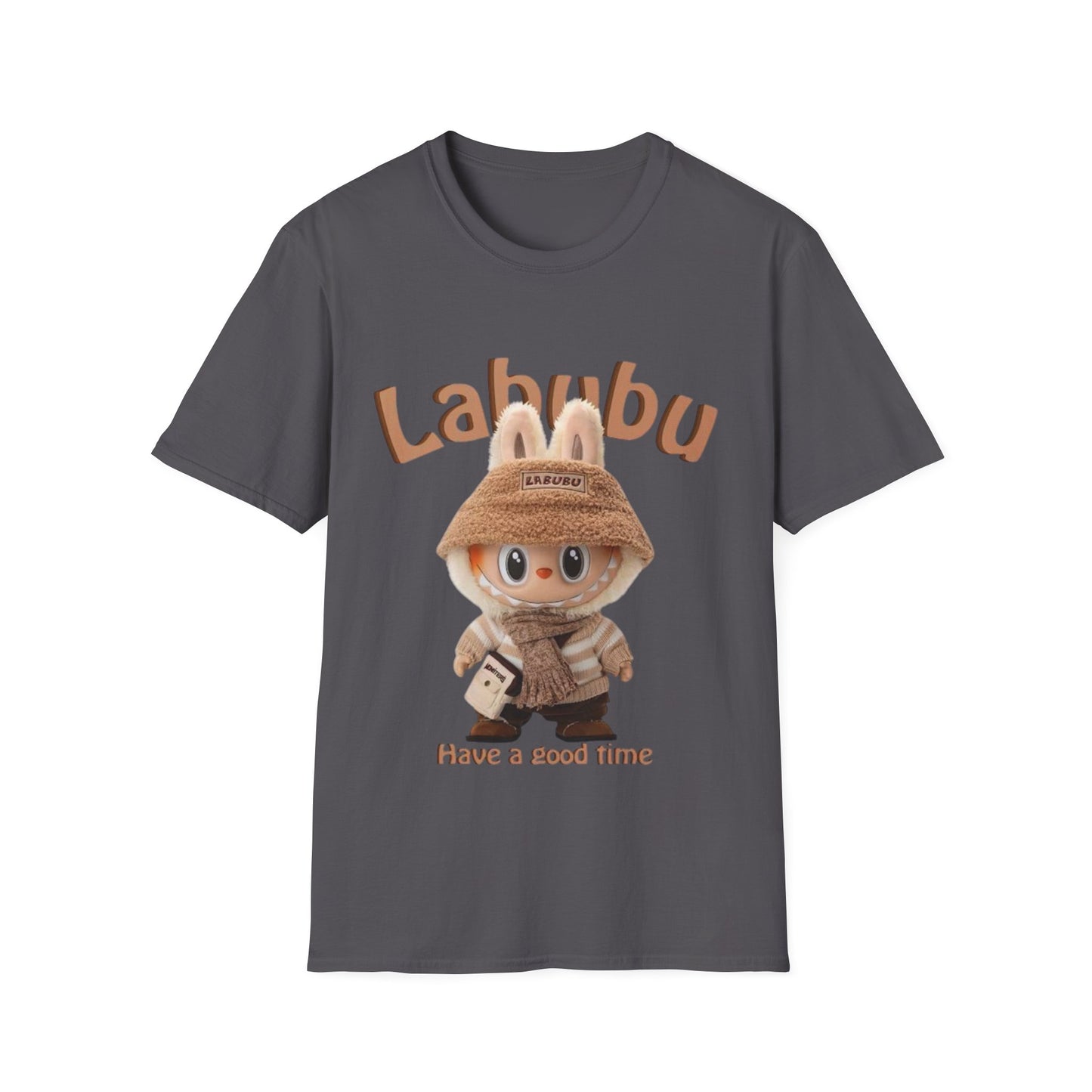 T-Shirt Unisex Labubu Softstyle – Design Kawaii Casual con Bucket Hat “Have a Good Time”.