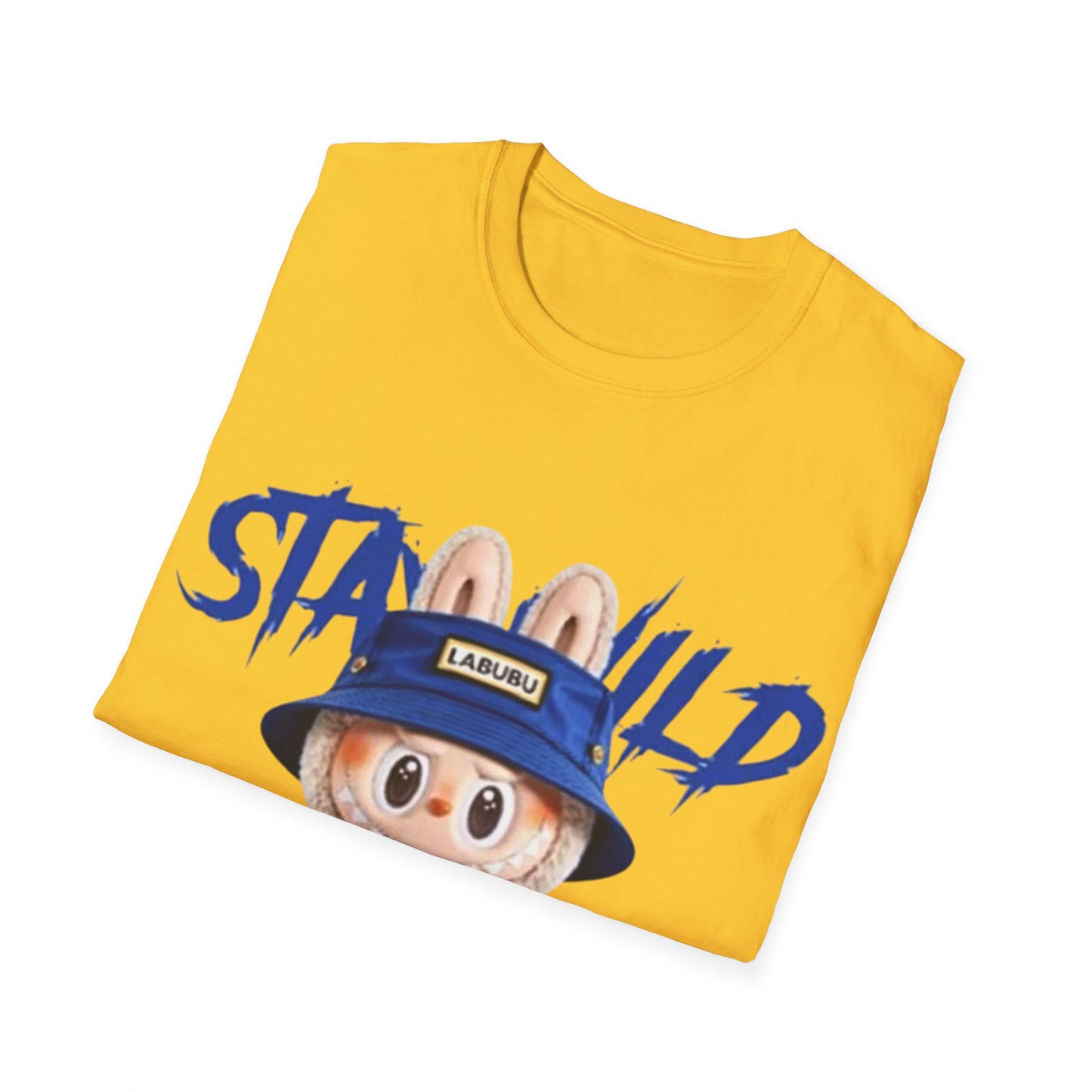T-Shirt Unisex Labubu Softstyle – Design Kawaii Streetwear con Fiore “Stay Wild”.