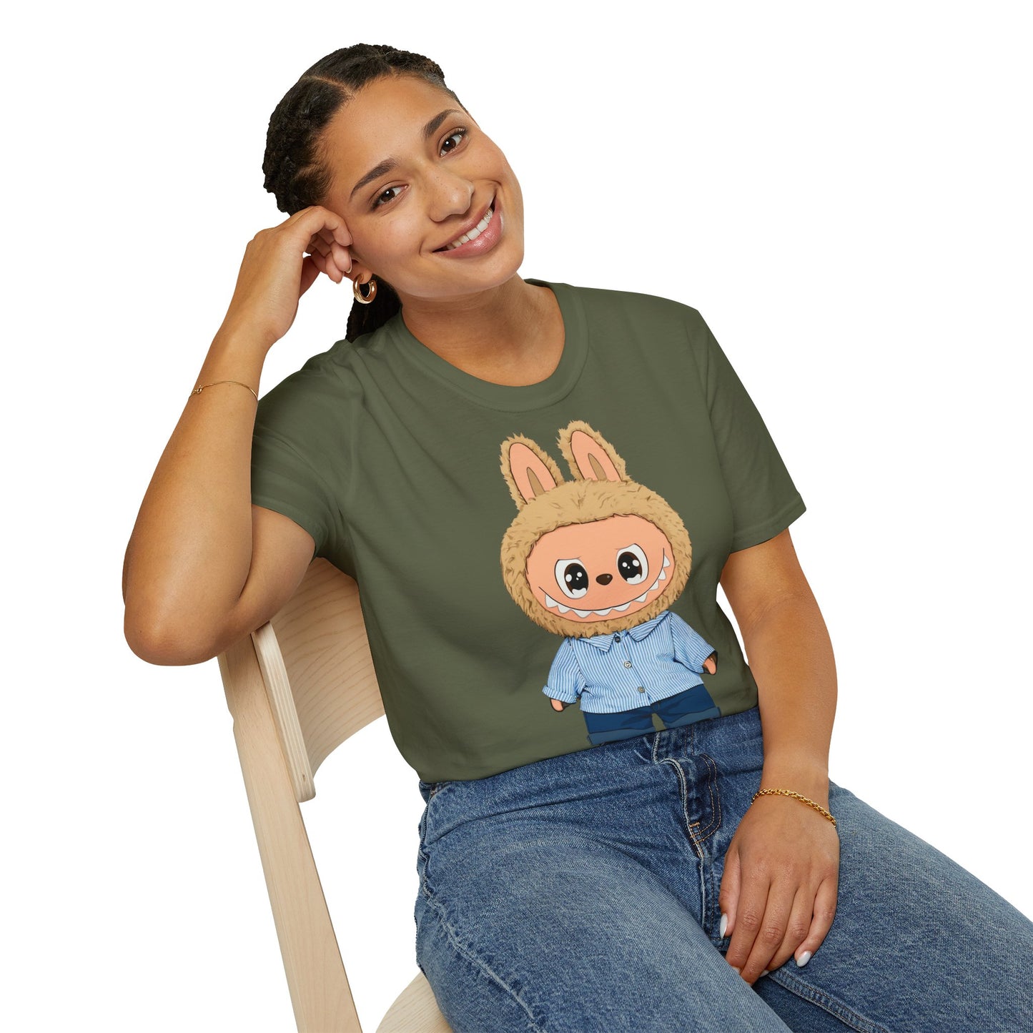 T-Shirt Unisex Labubu Softstyle – Design Kawaii con Camicia a Righe Azzurre.