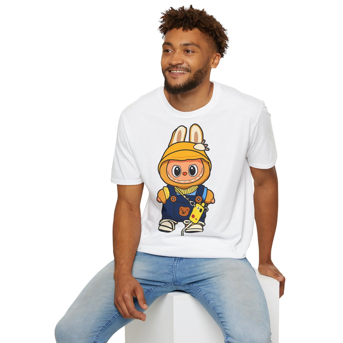 T-Shirt Unisex Labubu Softstyle – Design Kawaii con Cappello e Salopette.