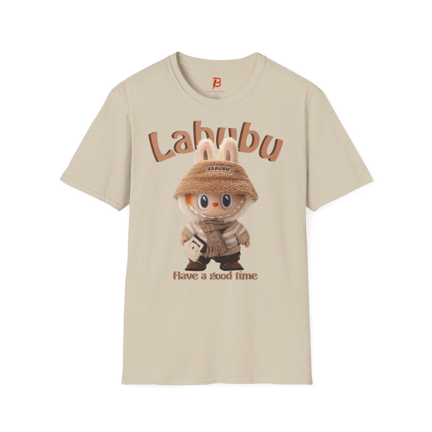 T-Shirt Unisex Labubu Softstyle – Design Kawaii Casual con Bucket Hat “Have a Good Time”.