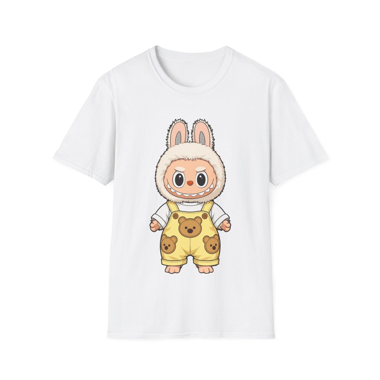 T-Shirt Unisex Labubu Softstyle – Design Kawaii con Salopette Orsetto.