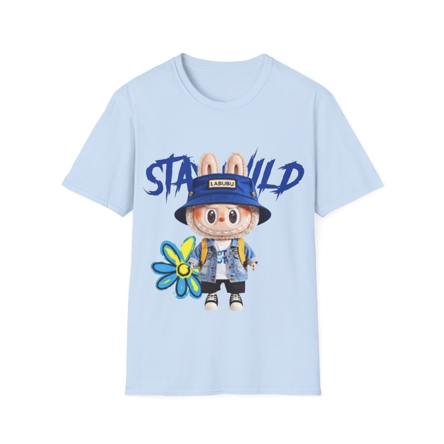 T-Shirt Unisex Labubu Softstyle – Design Kawaii Streetwear con Fiore “Stay Wild”.