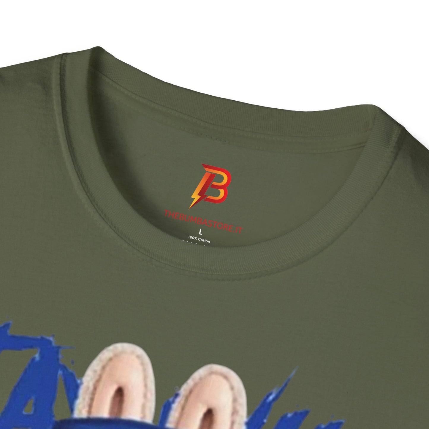 T-Shirt Unisex Labubu Softstyle – Design Kawaii Streetwear con Fiore “Stay Wild”.