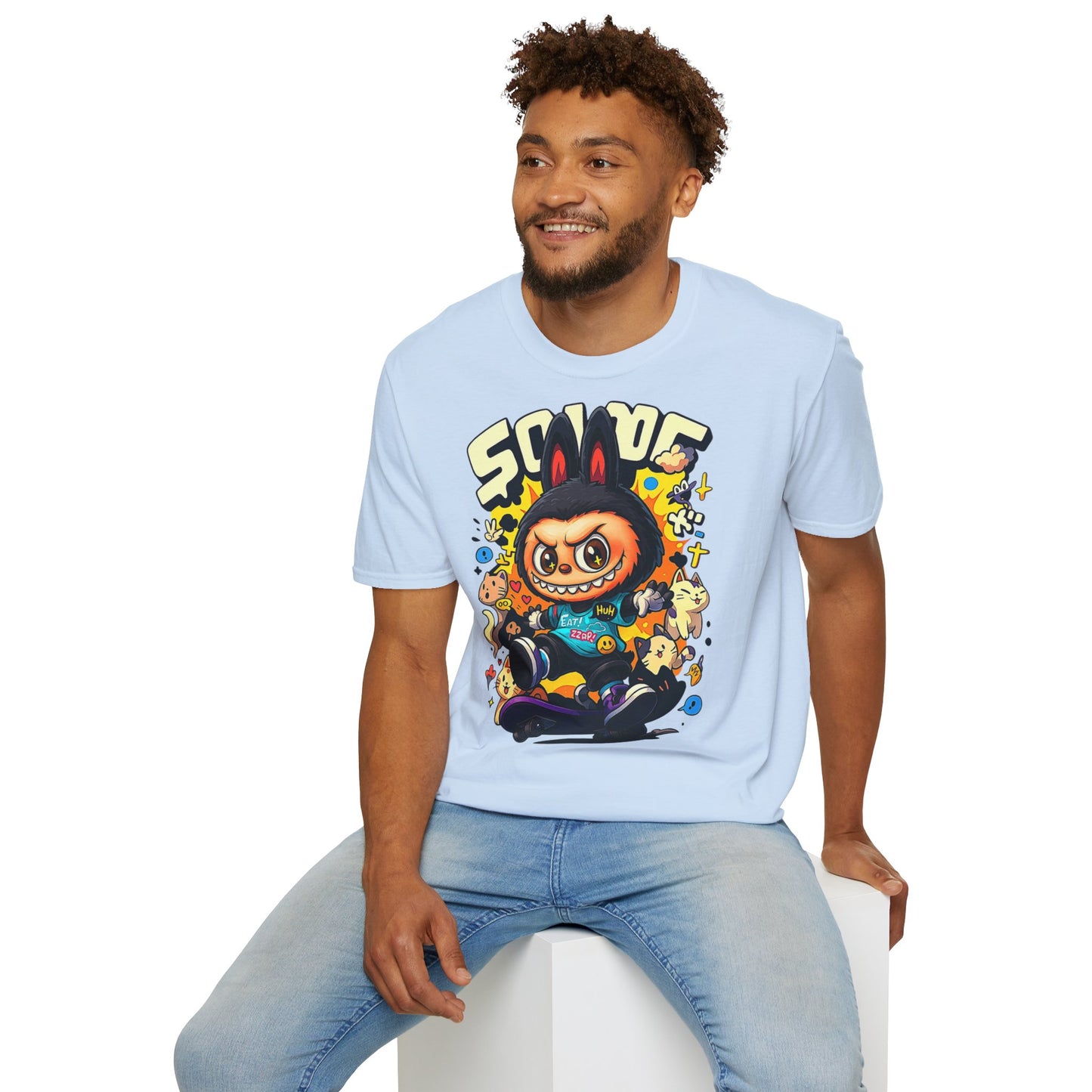 T-Shirt Unisex Labubu Softstyle  – Design Kawaii Streetwear con Skateboard.