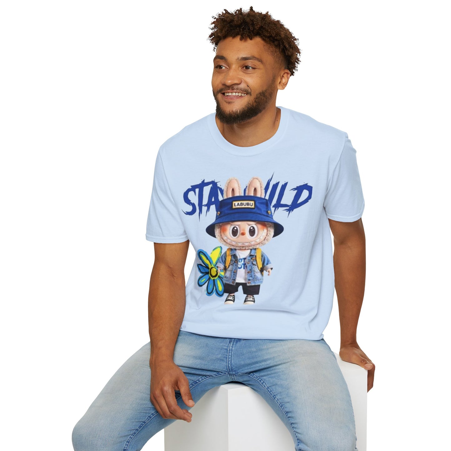 T-Shirt Unisex Labubu Softstyle – Design Kawaii Streetwear con Fiore “Stay Wild”.