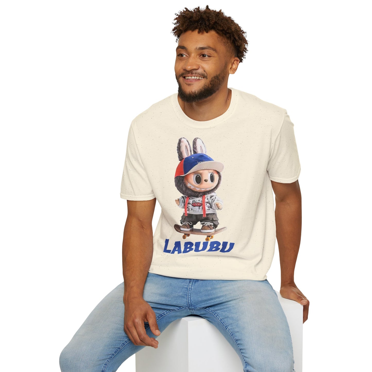 T-Shirt Unisex Labubu Softstyle Arancione – Design Streetwear con Skateboard.
