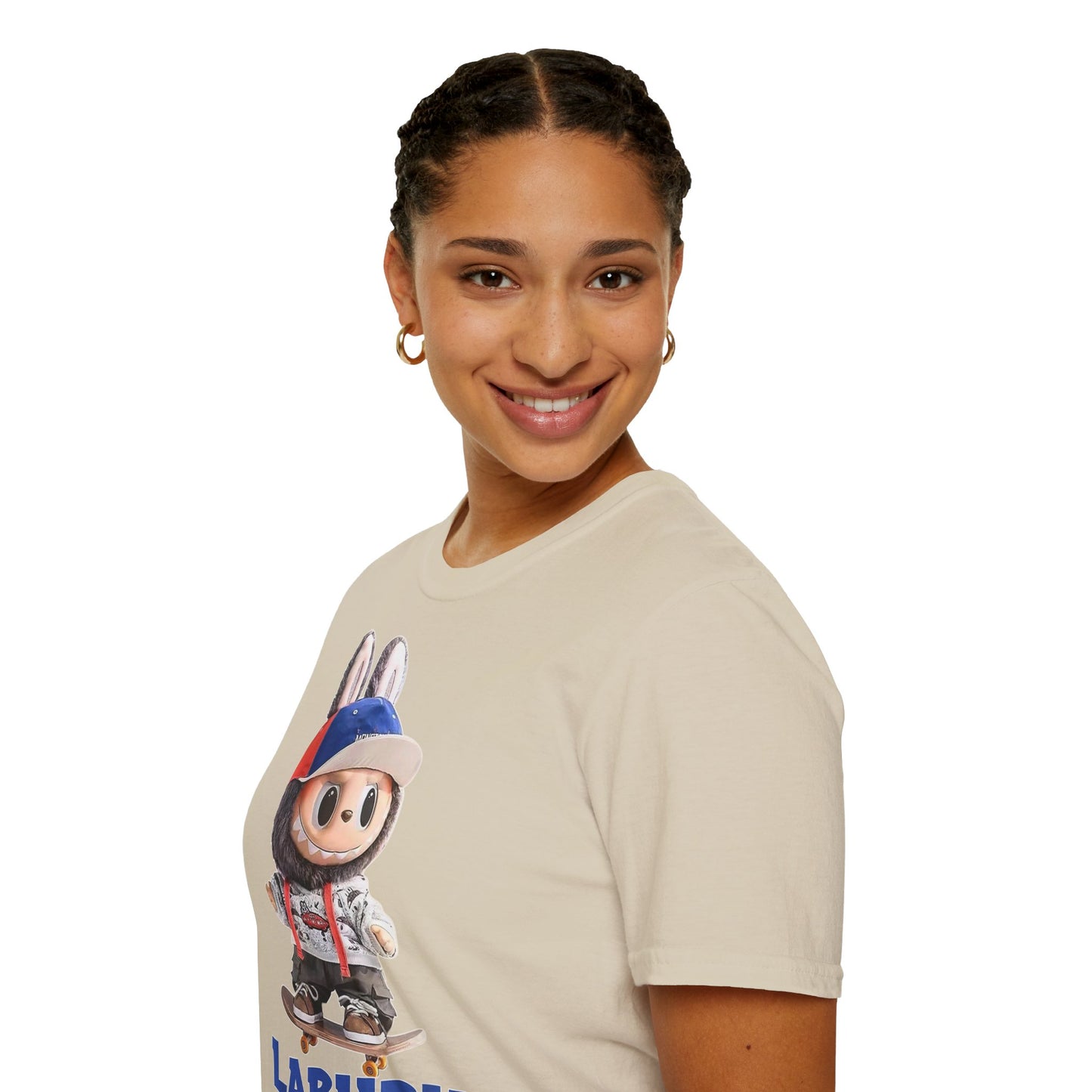 T-Shirt Unisex Labubu Softstyle Arancione – Design Streetwear con Skateboard.