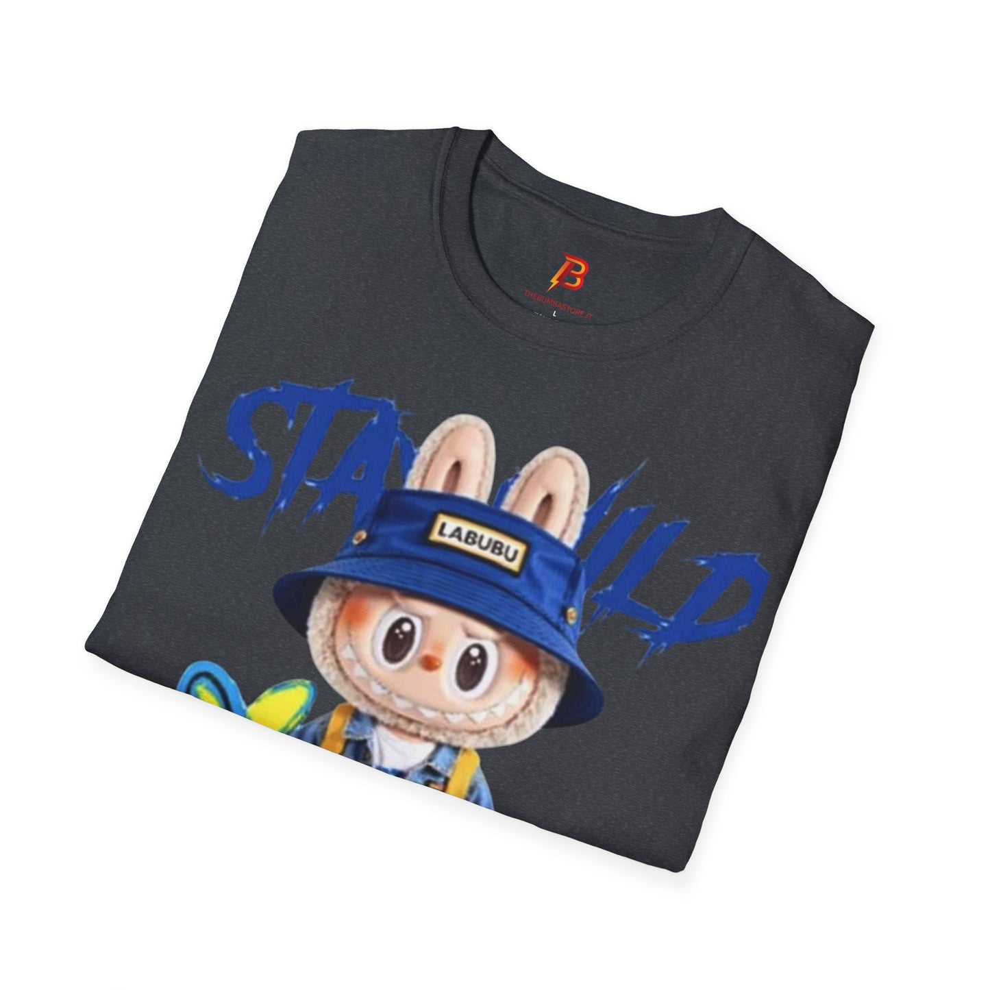 T-Shirt Unisex Labubu Softstyle – Design Kawaii Streetwear con Fiore “Stay Wild”.