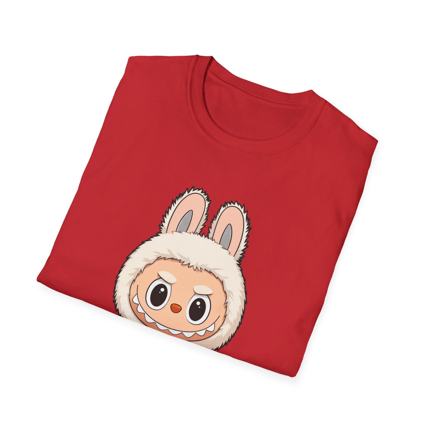 T-Shirt Unisex Labubu Softstyle – Design Kawaii con Salopette Orsetto.