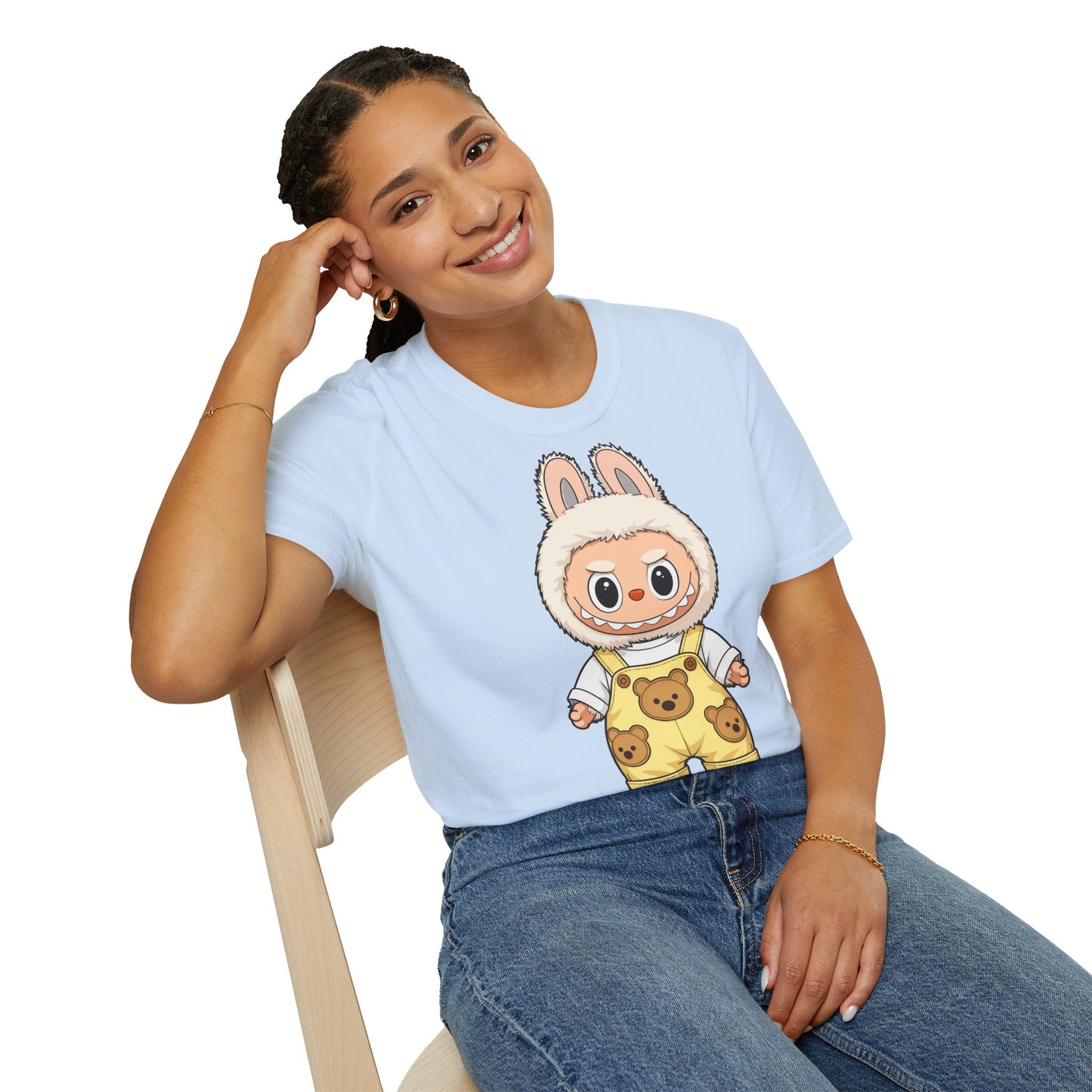 T-Shirt Unisex Labubu Softstyle – Design Kawaii con Salopette Orsetto.