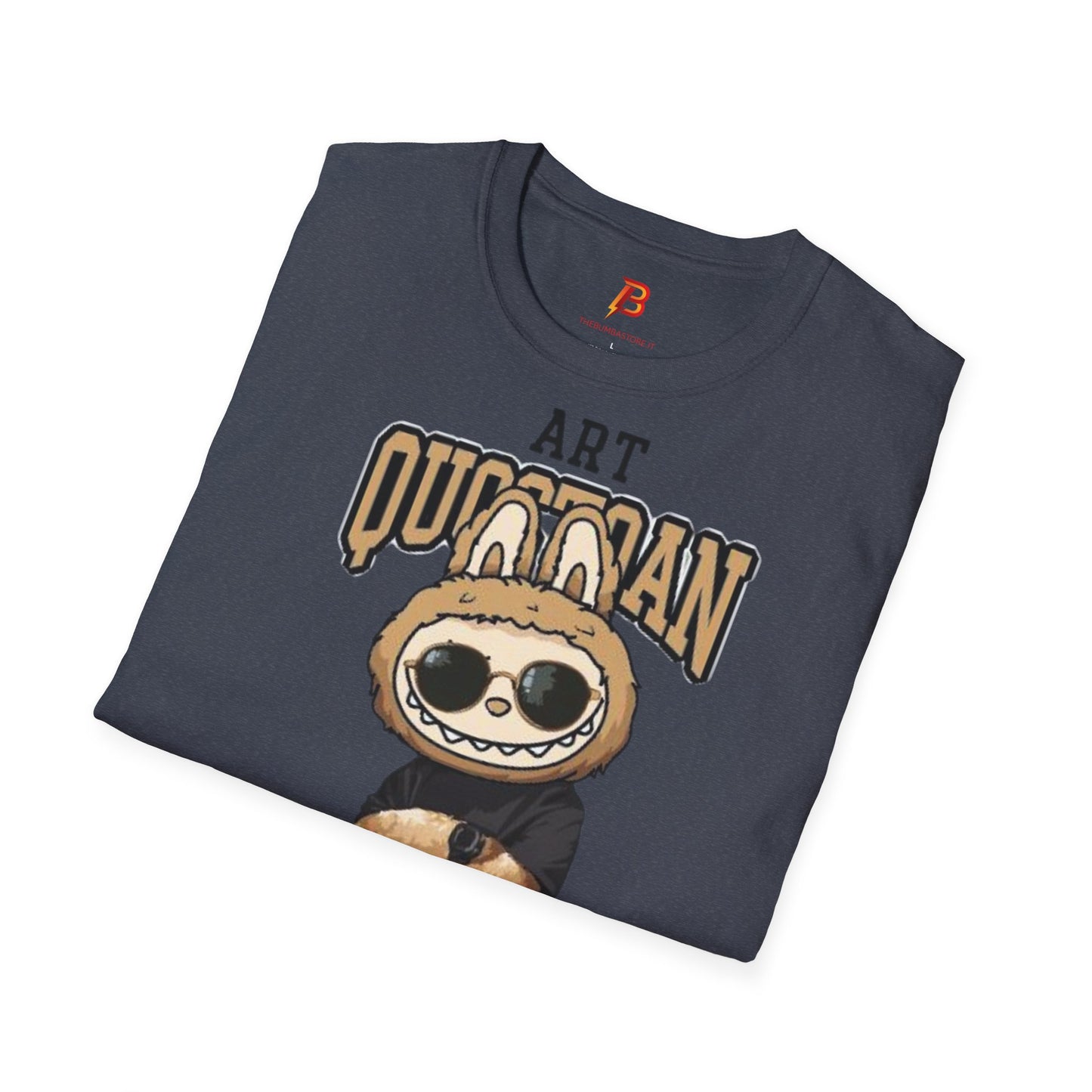 T-Shirt Unisex Labubu Softstyle – Design Urban Kawaii con Occhiali da Sole.