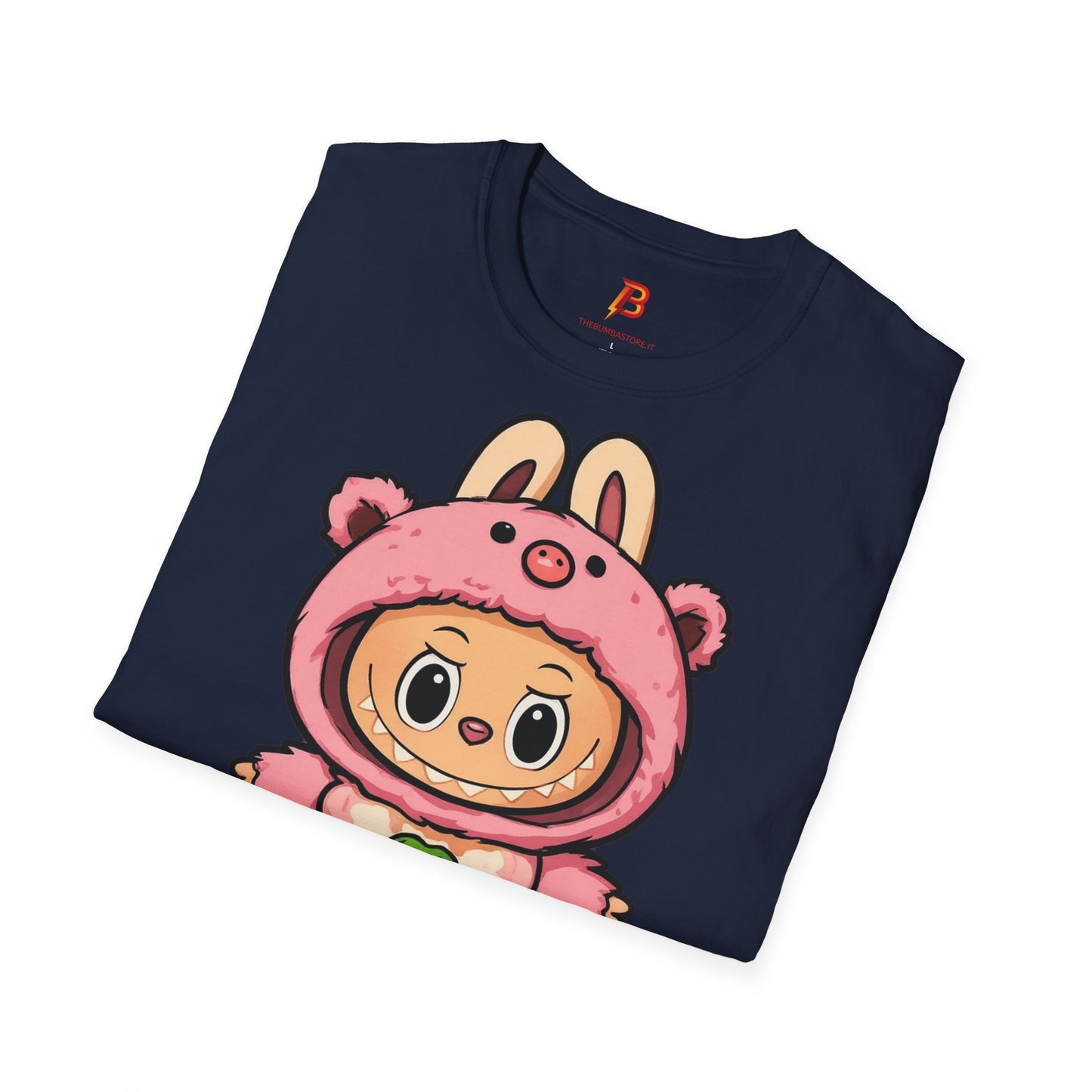 T-Shirt Unisex Labubu Softstyle – Outfit Cartoon Kawaii Rosa Orsetto Fragola.