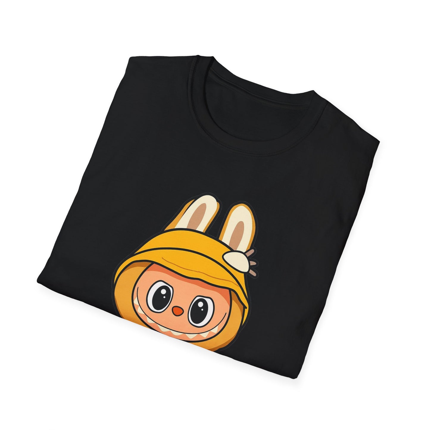 T-Shirt Unisex Labubu Softstyle – Design Kawaii con Cappello e Salopette.