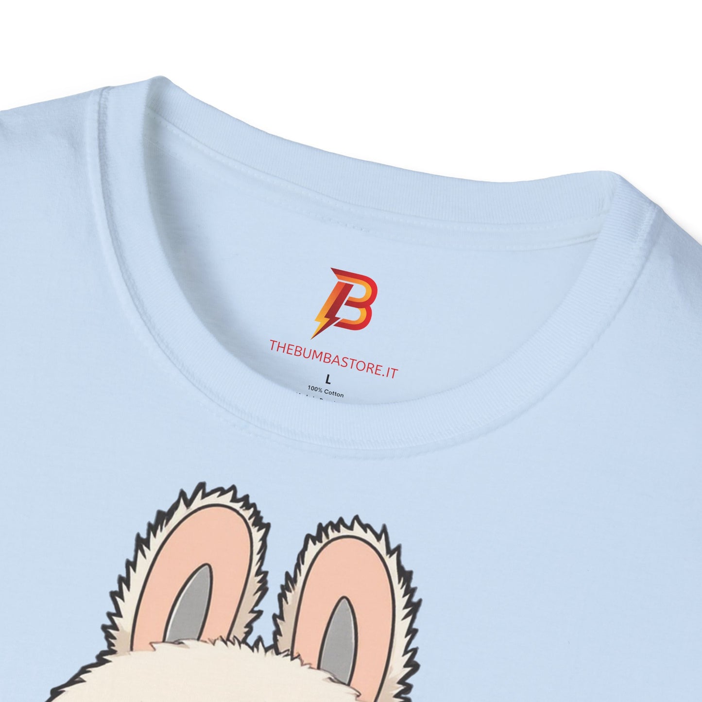 T-Shirt Unisex Labubu Softstyle – Design Kawaii con Salopette Orsetto.