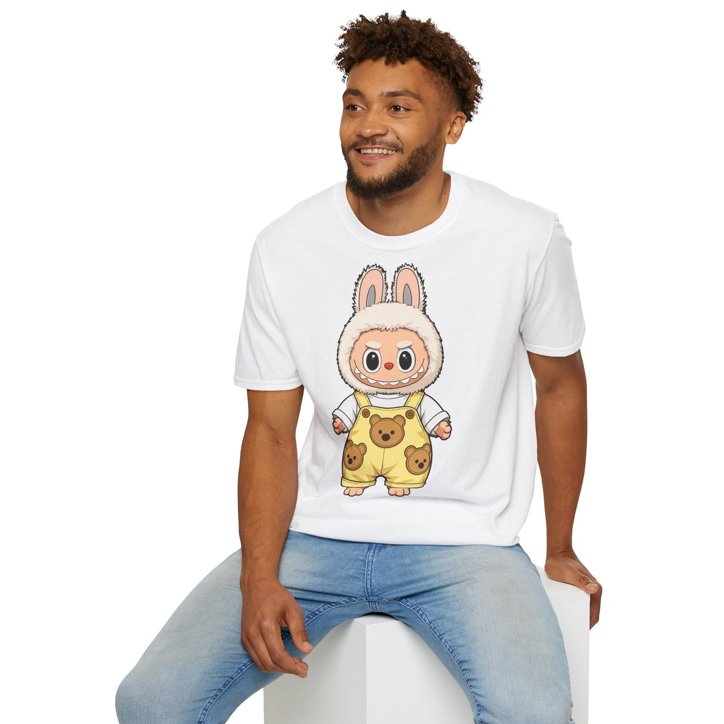 T-Shirt Unisex Labubu Softstyle – Design Kawaii con Salopette Orsetto.