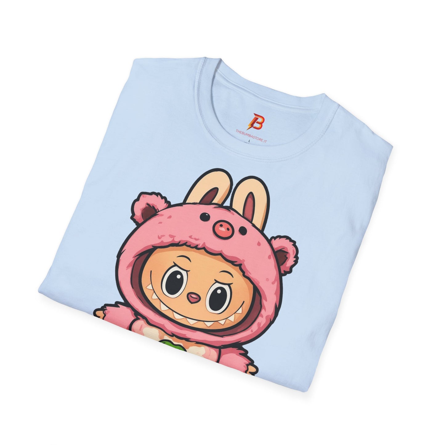 T-Shirt Unisex Labubu Softstyle – Outfit Cartoon Kawaii Rosa Orsetto Fragola.
