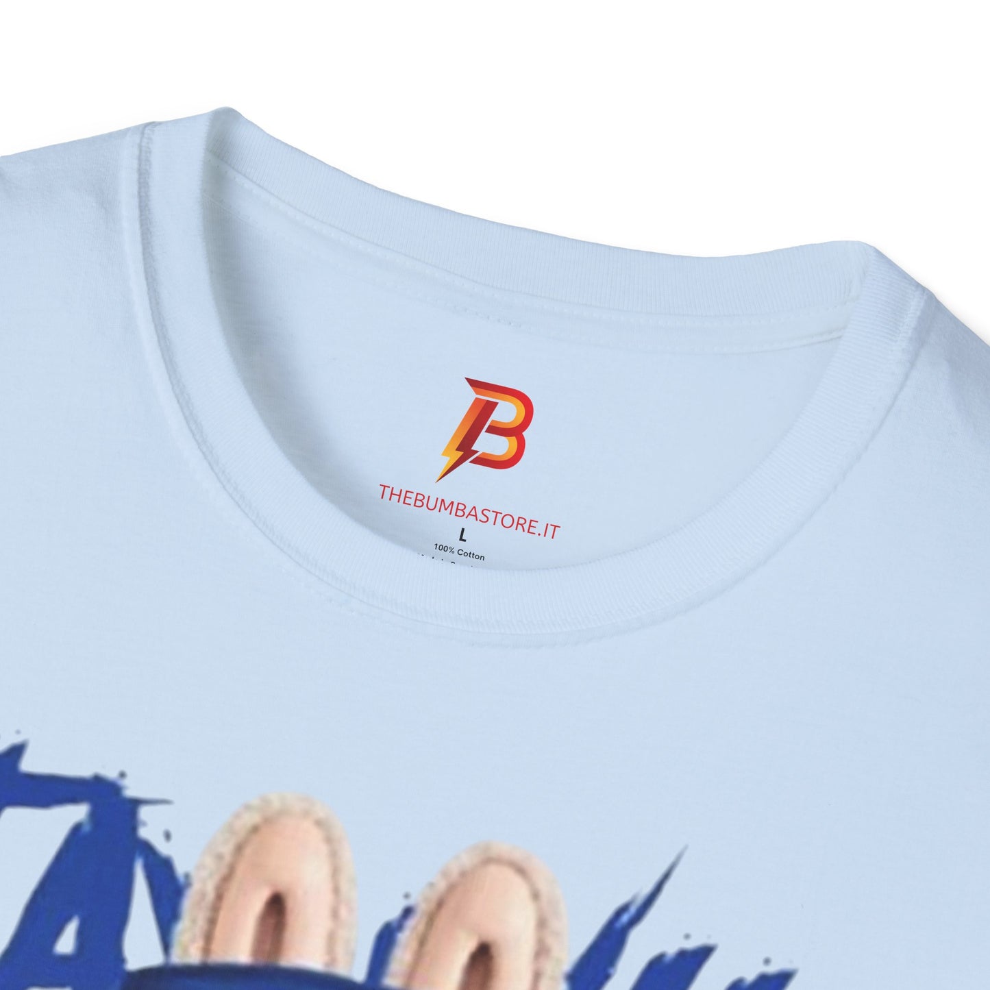 T-Shirt Unisex Labubu Softstyle – Design Kawaii Streetwear con Fiore “Stay Wild”.