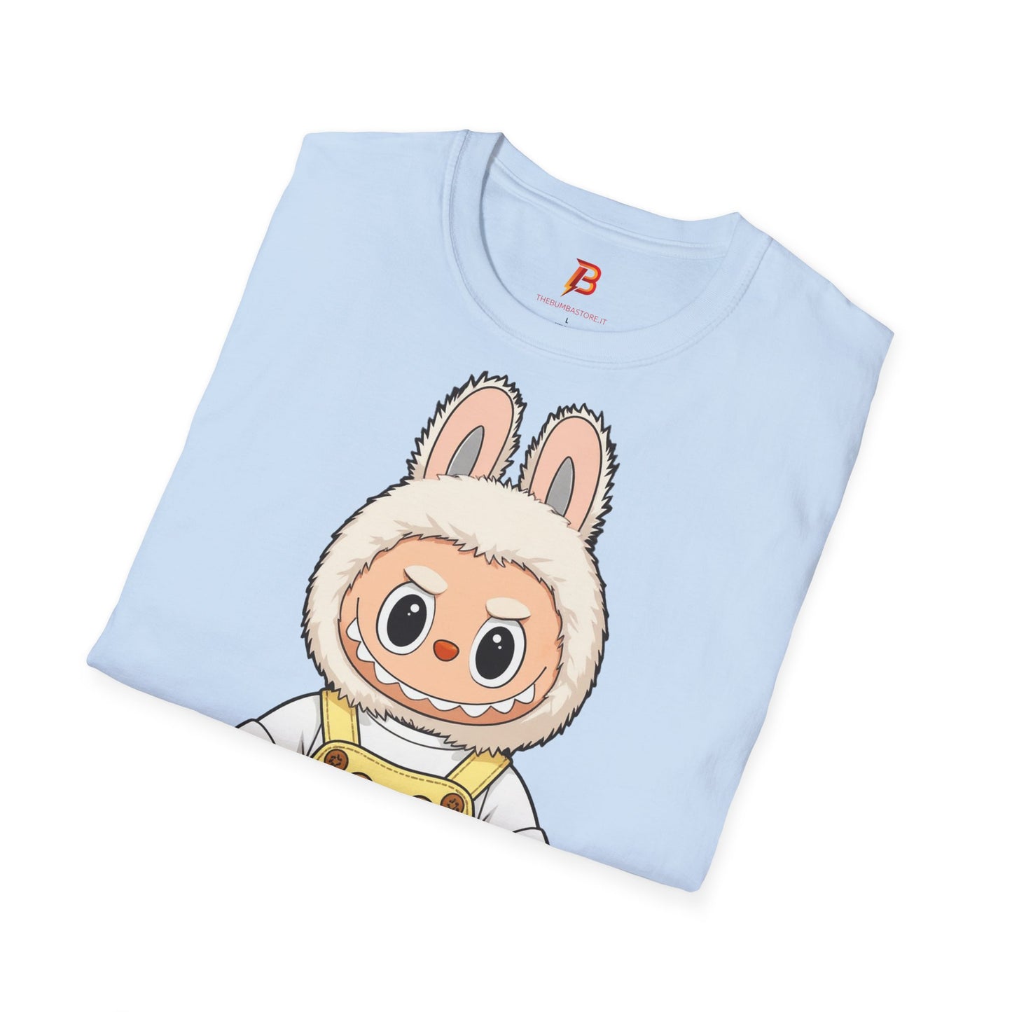 T-Shirt Unisex Labubu Softstyle – Design Kawaii con Salopette Orsetto.