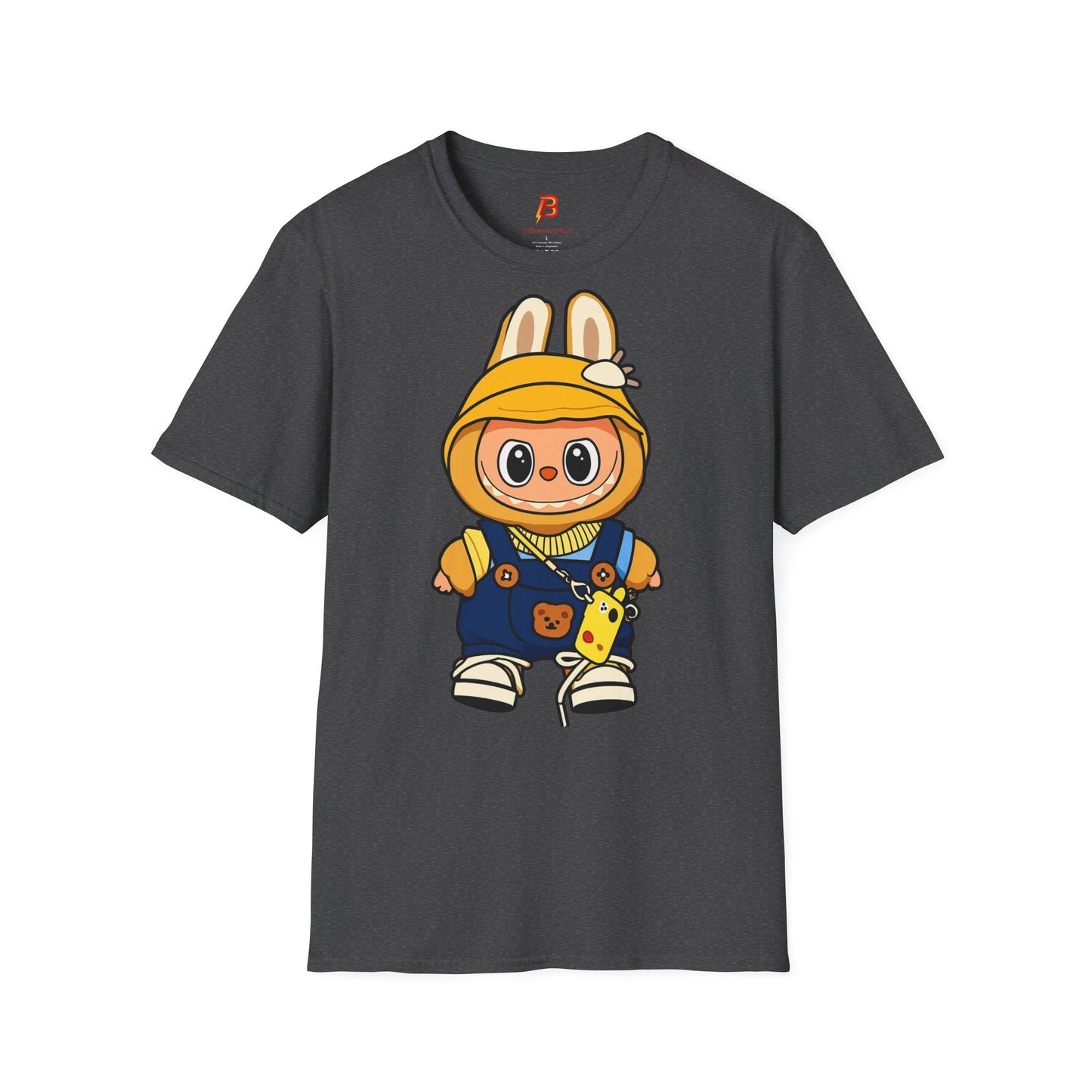 T-Shirt Unisex Labubu Softstyle – Design Kawaii con Cappello e Salopette.