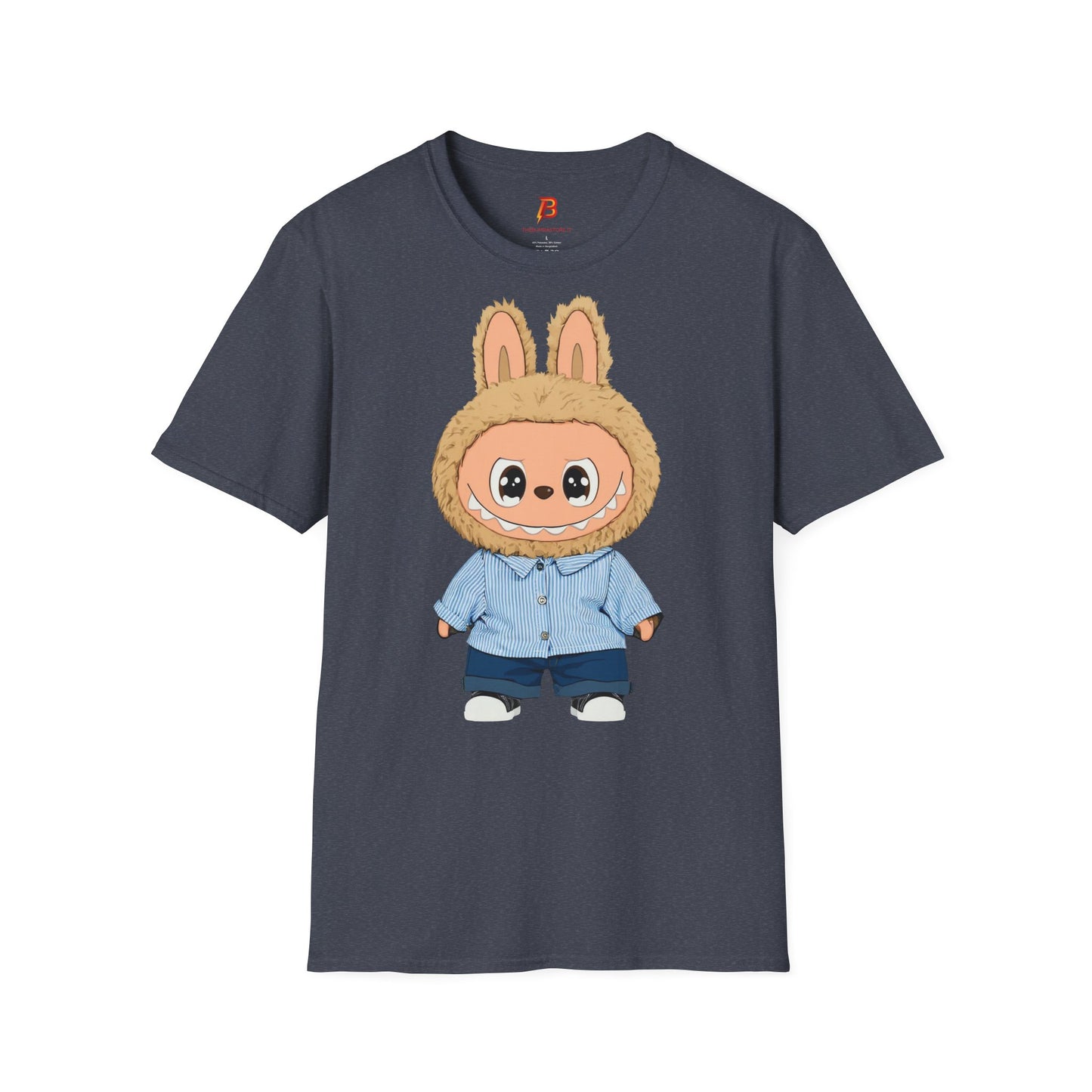 T-Shirt Unisex Labubu Softstyle – Design Kawaii con Camicia a Righe Azzurre.
