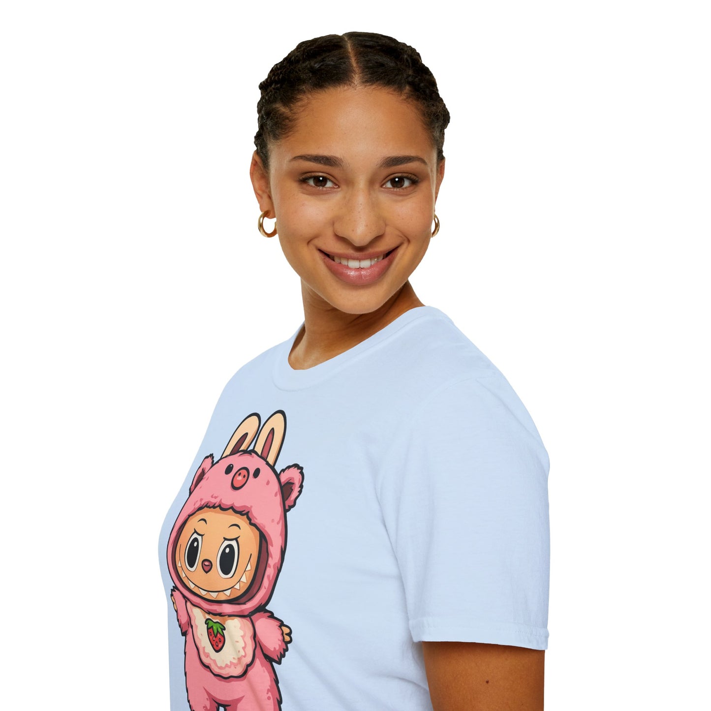 T-Shirt Unisex Labubu Softstyle – Outfit Cartoon Kawaii Rosa Orsetto Fragola.