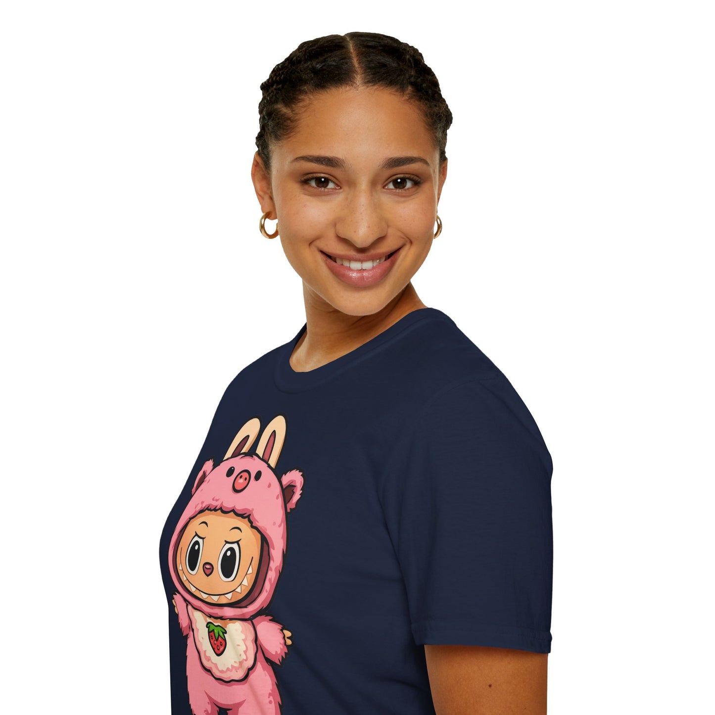 T-Shirt Unisex Labubu Softstyle – Outfit Cartoon Kawaii Rosa Orsetto Fragola.