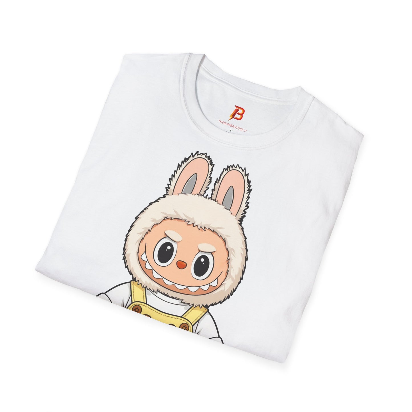 T-Shirt Unisex Labubu Softstyle – Design Kawaii con Salopette Orsetto.