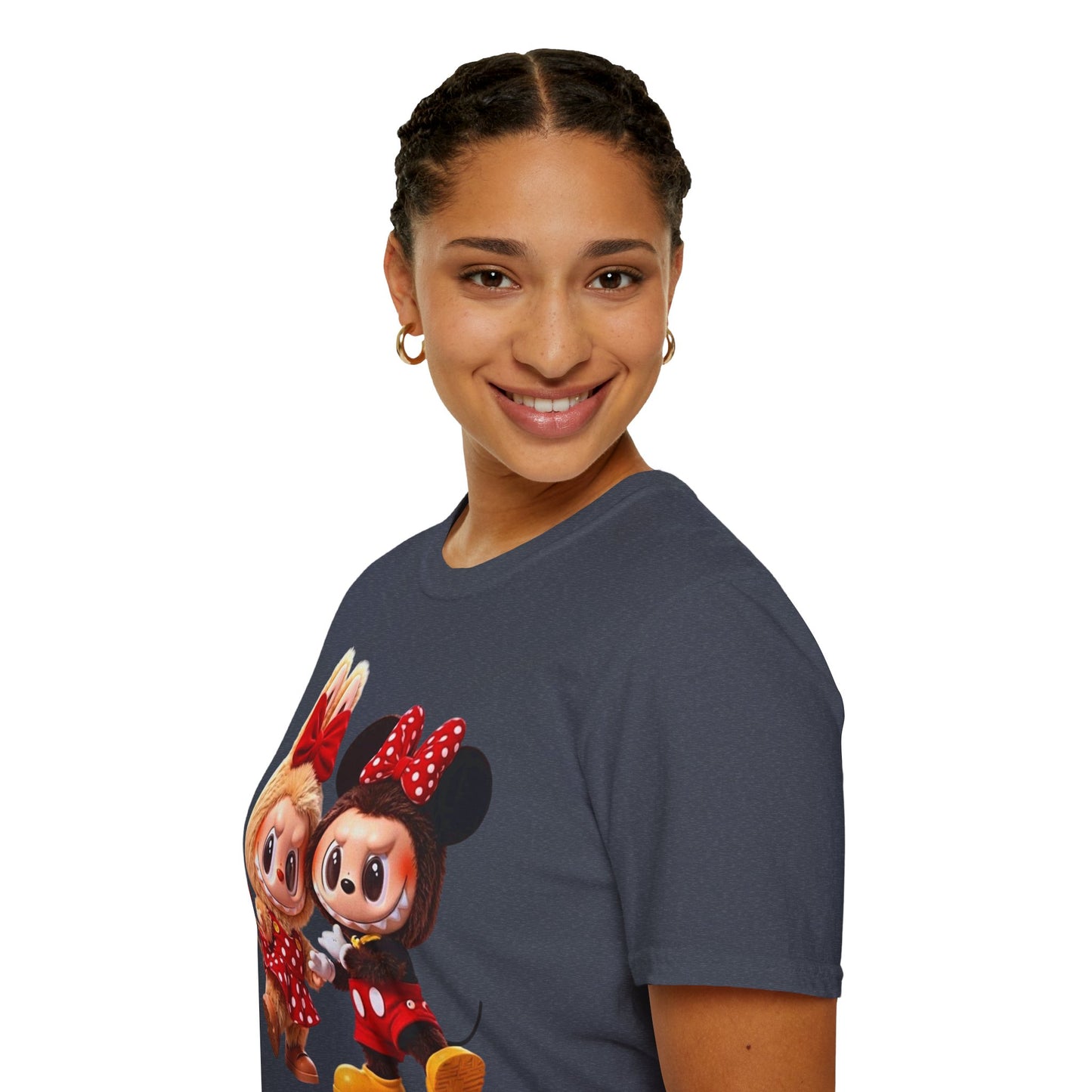 T-Shirt Unisex Labubu Softstyle  – Design Kawaii Coppia in Stile Minnie & Mickey.
