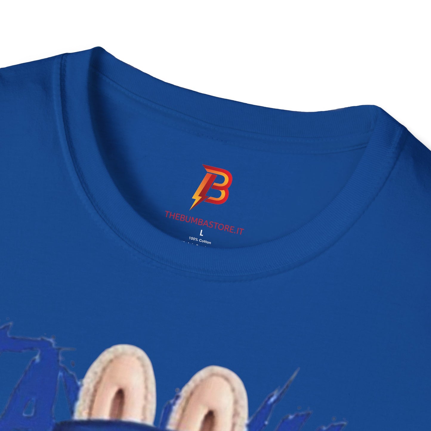 T-Shirt Unisex Labubu Softstyle – Design Kawaii Streetwear con Fiore “Stay Wild”.