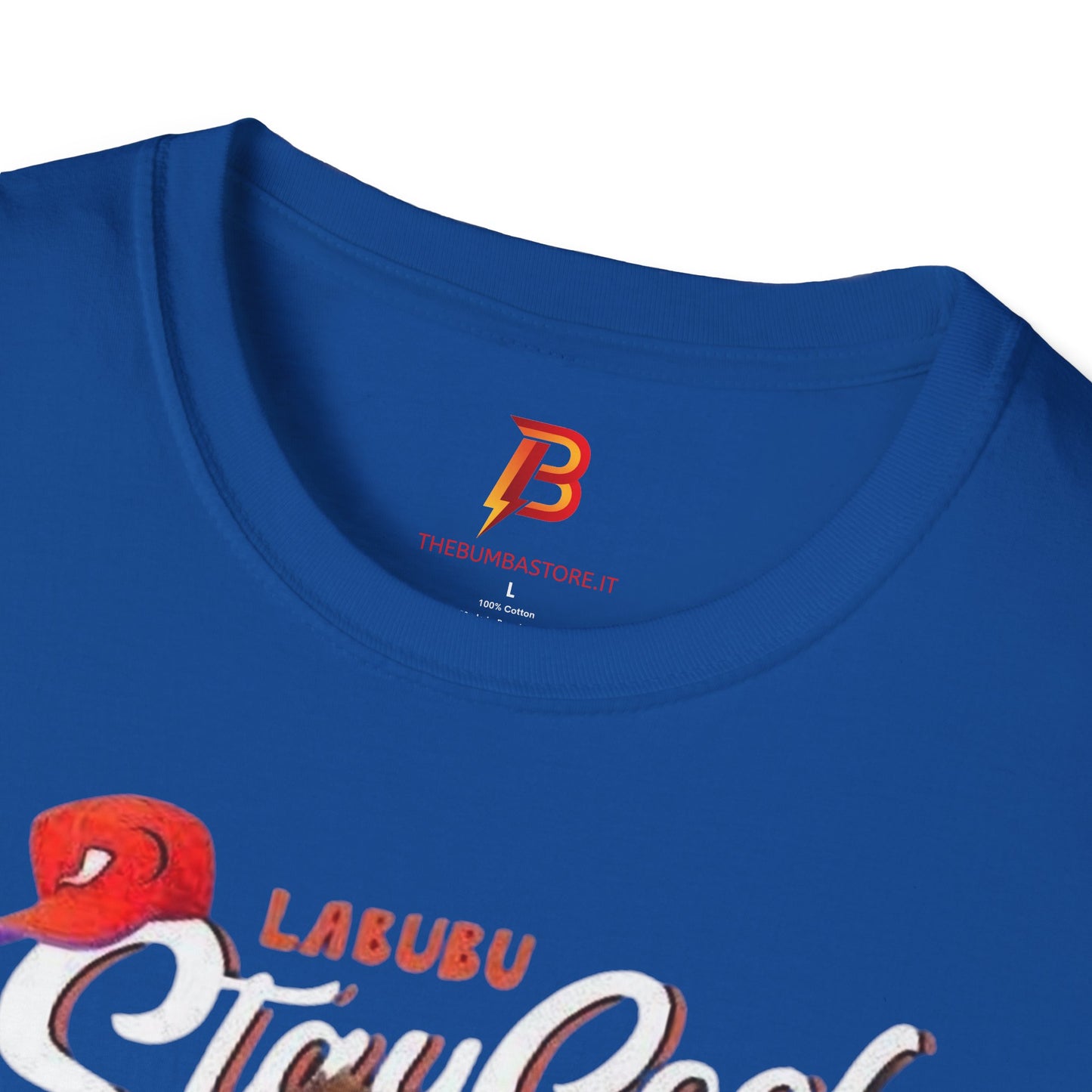 T-Shirt Unisex Labubu Softstyle – Design Streetwear Kawaii “Stay Cool”.