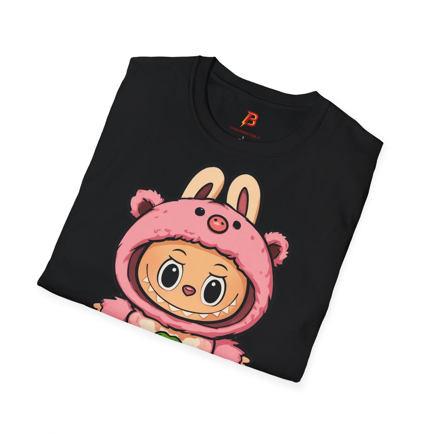 T-Shirt Unisex Labubu Softstyle – Outfit Cartoon Kawaii Rosa Orsetto Fragola.