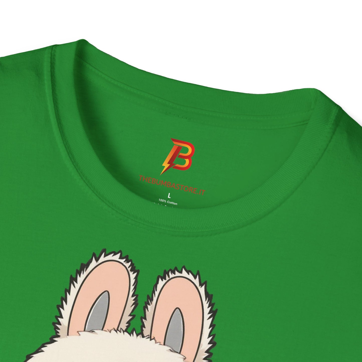 T-Shirt Unisex Labubu Softstyle – Design Kawaii con Salopette Orsetto.