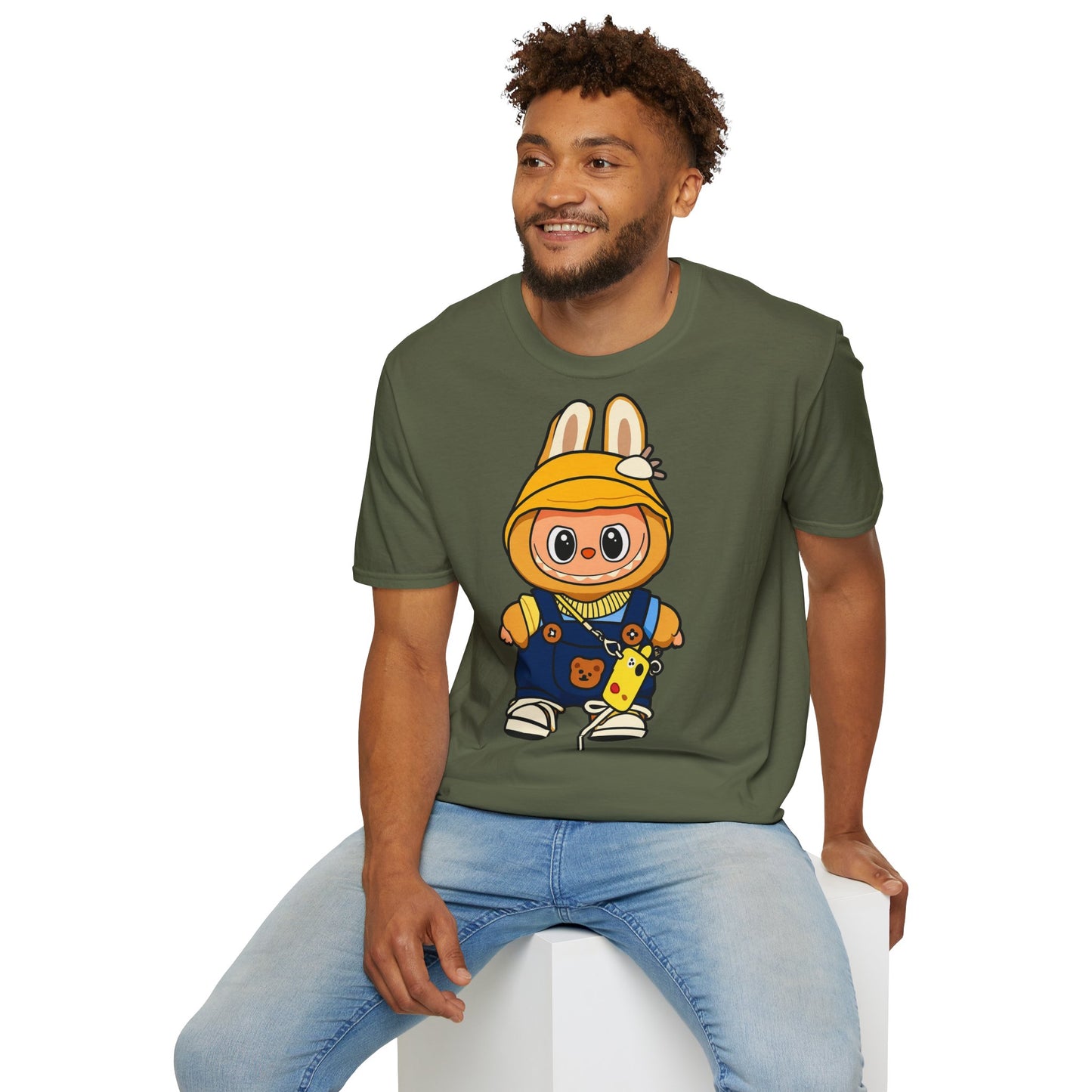 T-Shirt Unisex Labubu Softstyle – Design Kawaii con Cappello e Salopette.