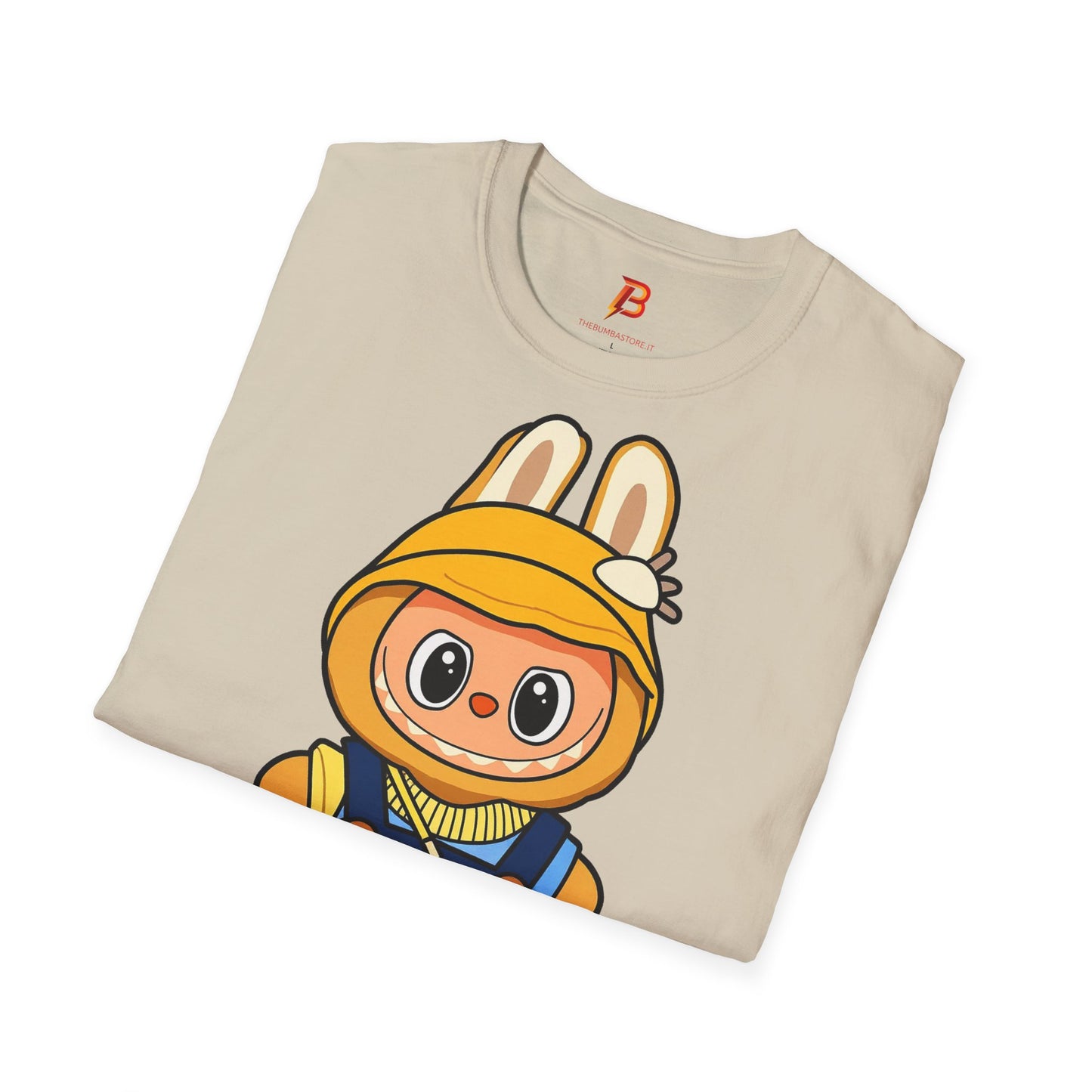 T-Shirt Unisex Labubu Softstyle – Design Kawaii con Cappello e Salopette.