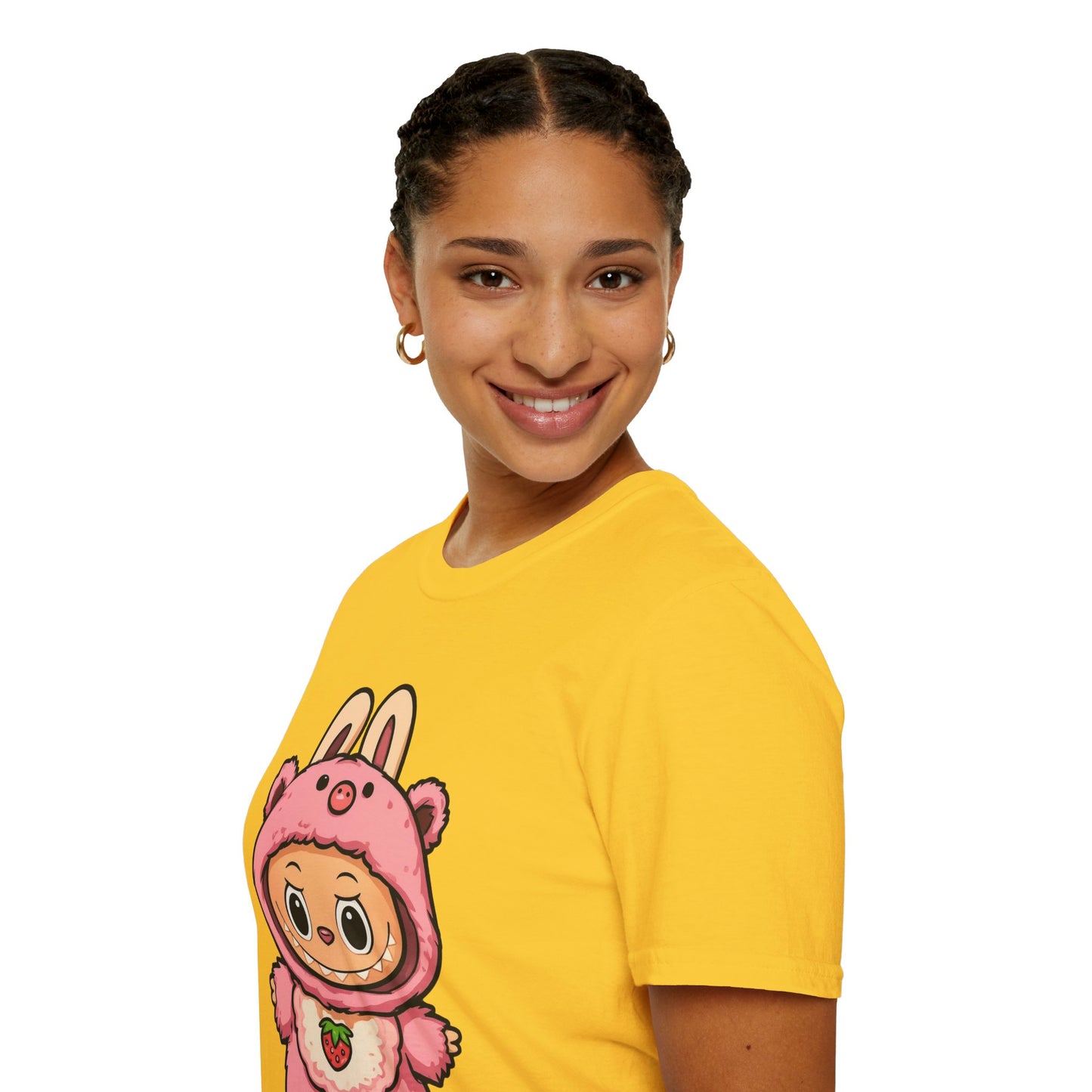 T-Shirt Unisex Labubu Softstyle – Outfit Cartoon Kawaii Rosa Orsetto Fragola.