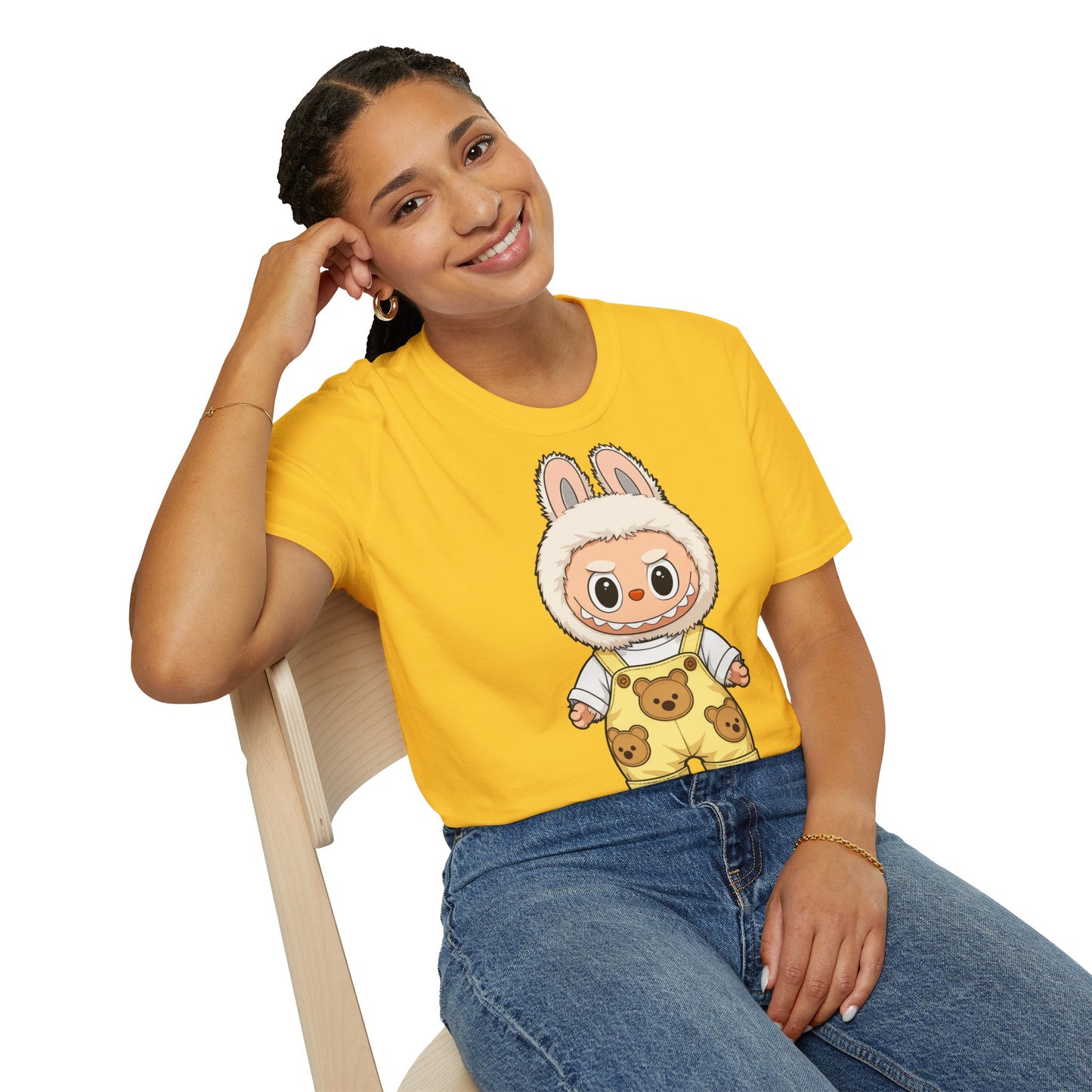 T-Shirt Unisex Labubu Softstyle – Design Kawaii con Salopette Orsetto.