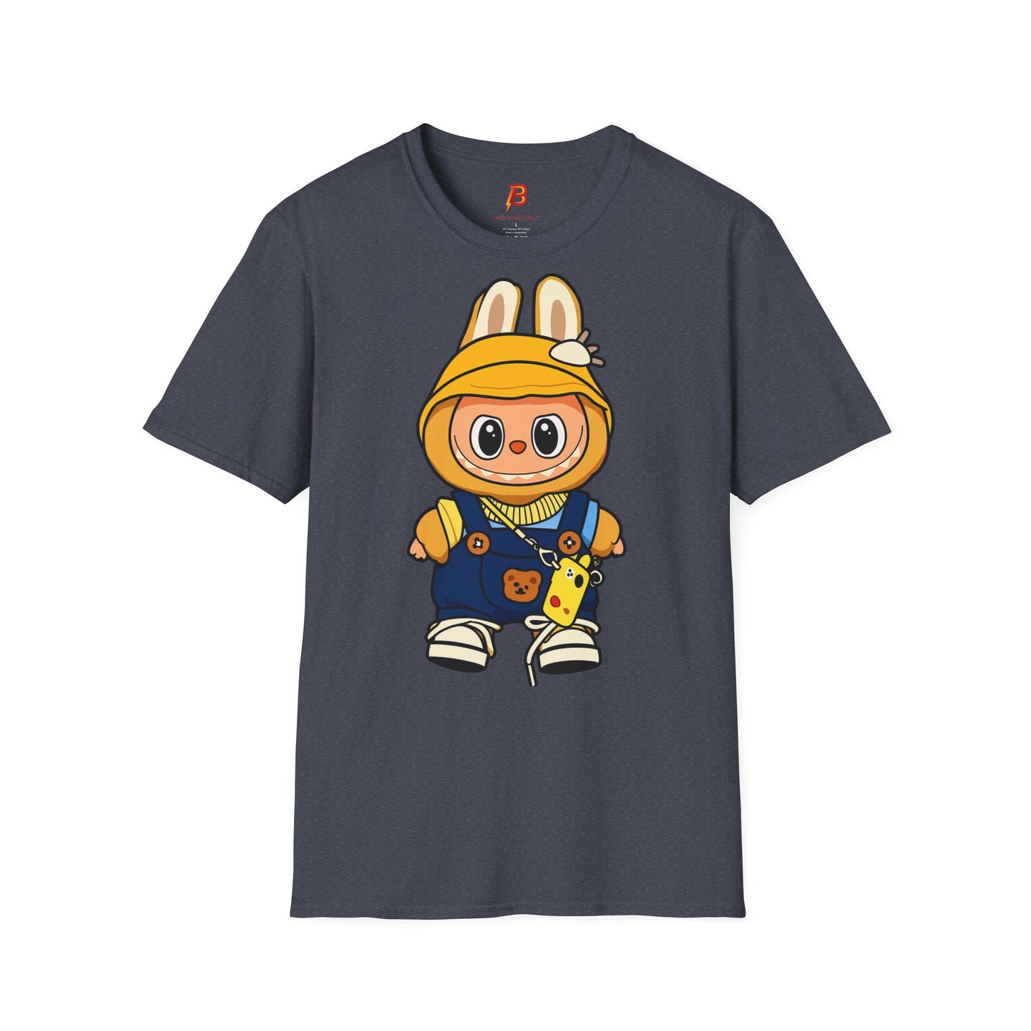 T-Shirt Unisex Labubu Softstyle – Design Kawaii con Cappello e Salopette.